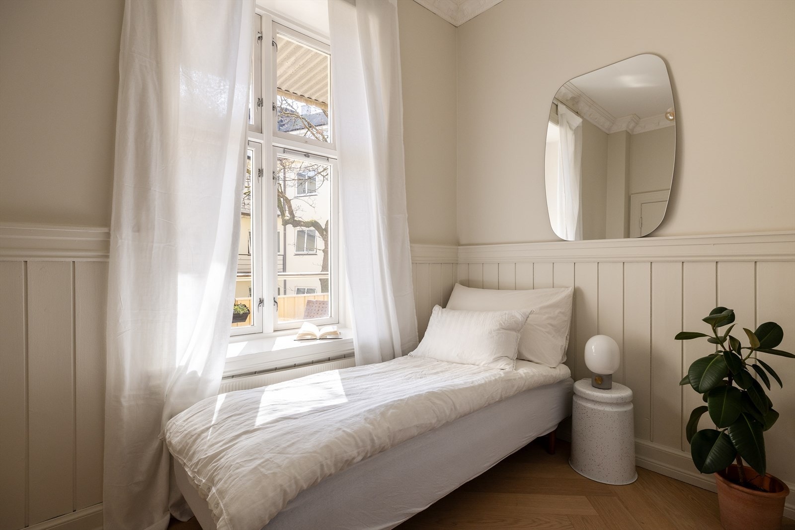 Soverom 2 er et innbydende og allsidig rom malt i lys, delikat fargetone. Også dette rommet vender inn mot den nydelige bakgården som er rolig og skjermet. Galleribilde