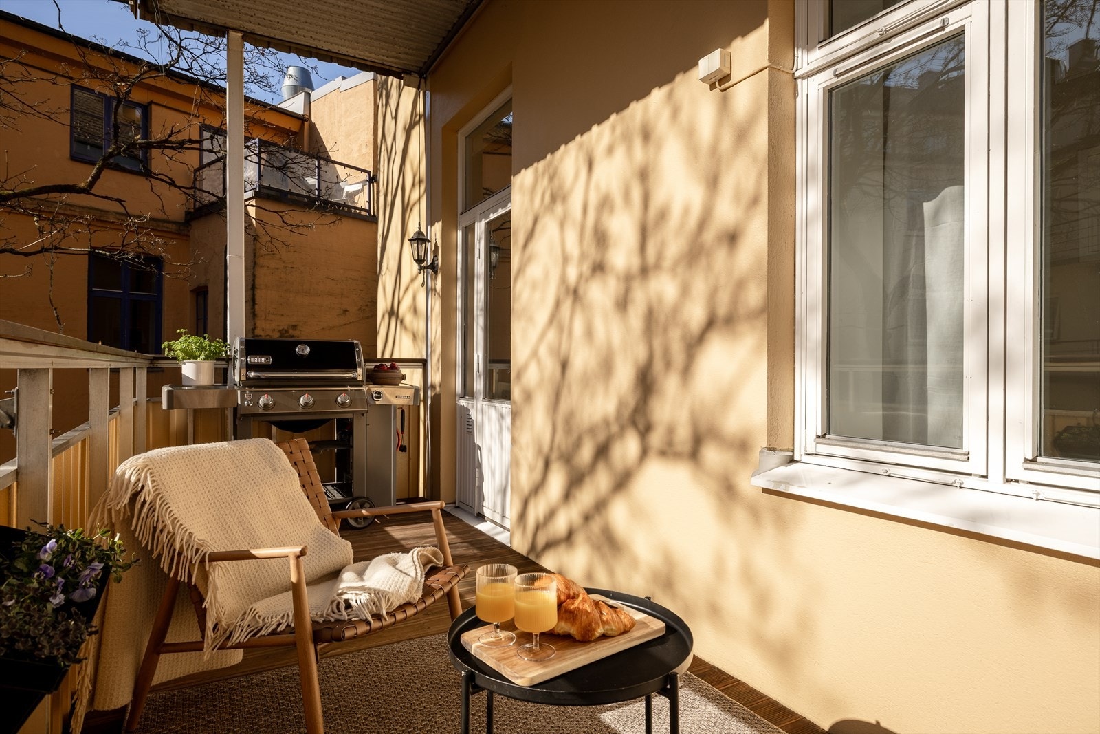 Nye terrassebord ble lagt i 2023, og det er god plass til sittegruppe, beplantning og grill. En perfekt forlengelse av boligen i sommerhalvåret. Galleribilde