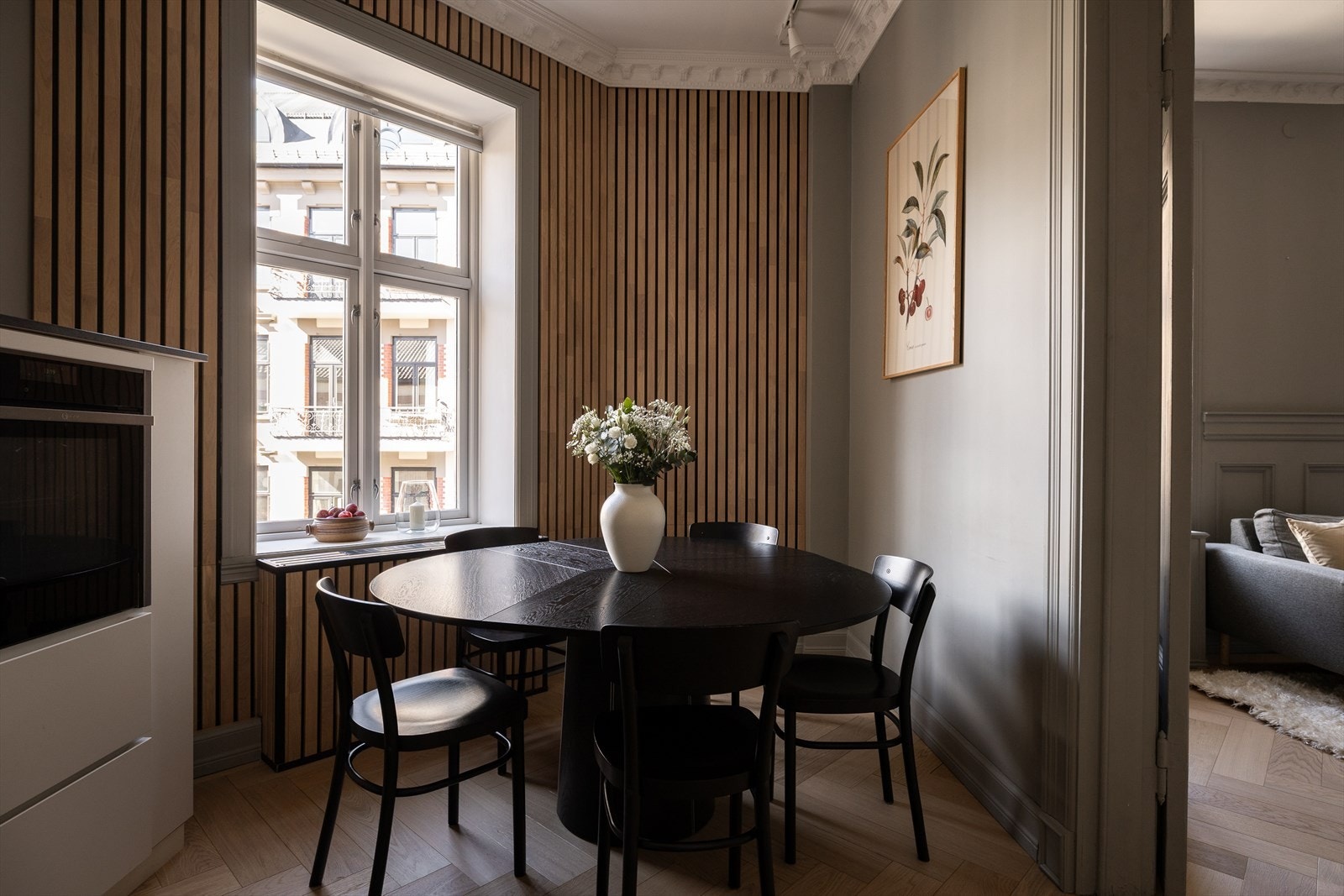 På kjøkkenet er det en svært hyggelig spiseplass hvor du kan nyte et vakkert utsyn over områdets klassiske bygårder. Galleribilde