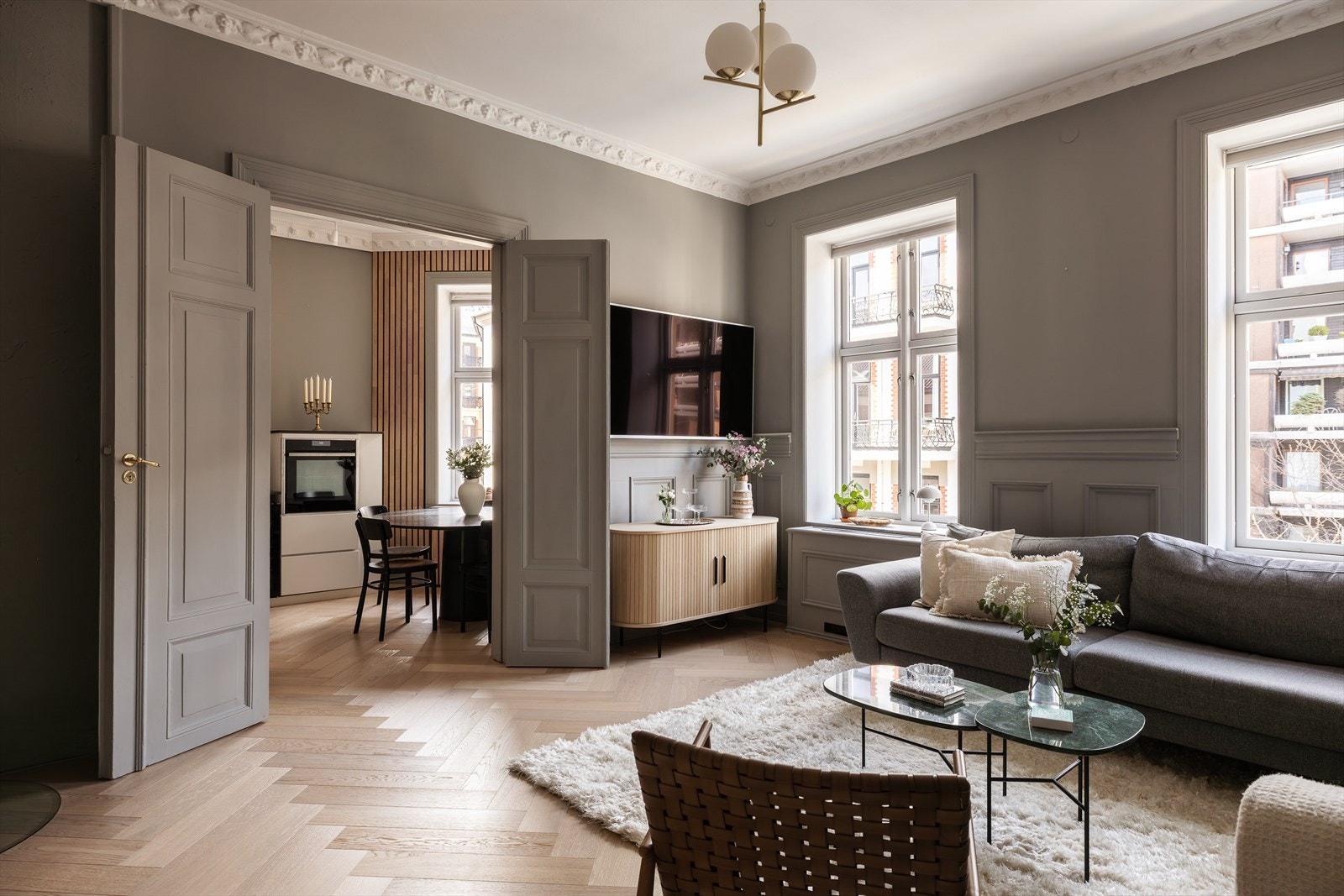 Leiligheten har en romslig og flott stue med store vinduer, vakre brystninger og detaljer som doble, klassiske fløydører og lekkert fiskebensgulv! Galleribilde