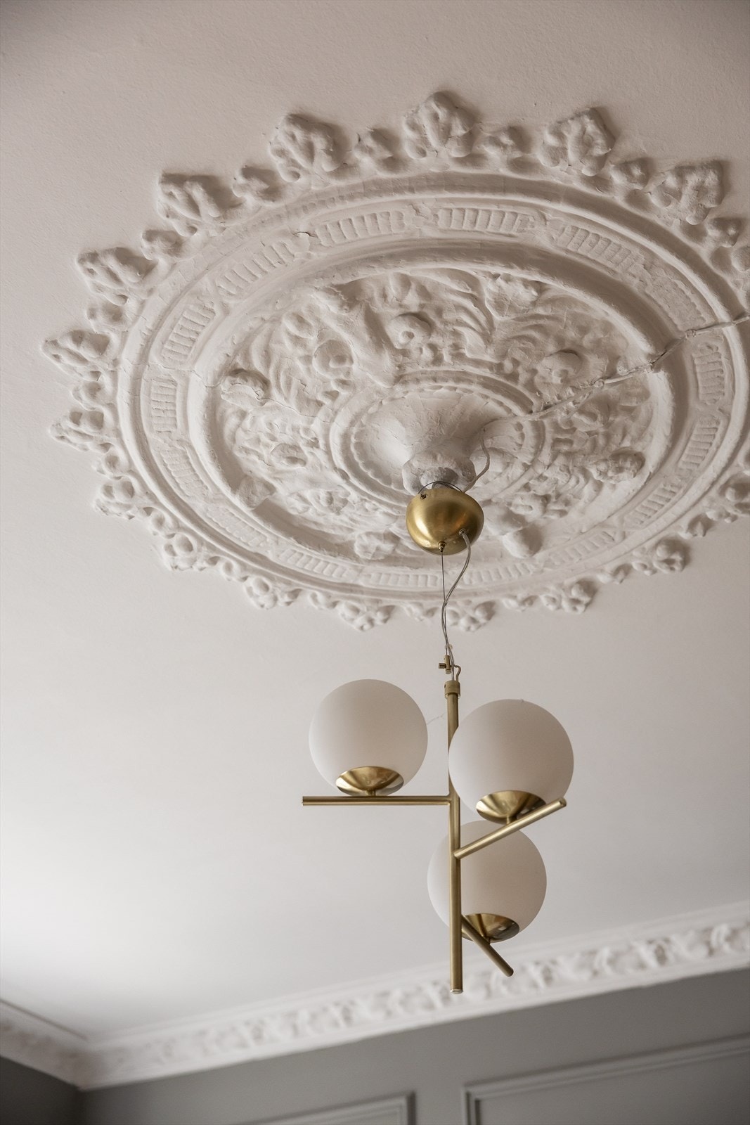 I denne leiligheten er det lagt vekt på å beholde de klassiske detaljene som kombineres utmerket med en moderne standard. Klassiske detaljer i form av stukkatur og rosett i himling. Galleribilde