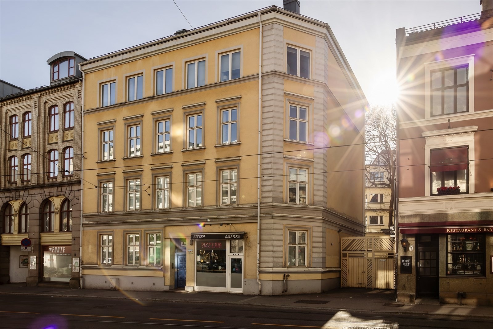 Velkommen til Parkveien 10, en gjennomgående 3-roms leilighet med stor balkong mot bakgård. Bak bygningene i dette kvartalet skjuler det seg en nydelig, grønn og frodig kvartalsbakgård. Galleribilde