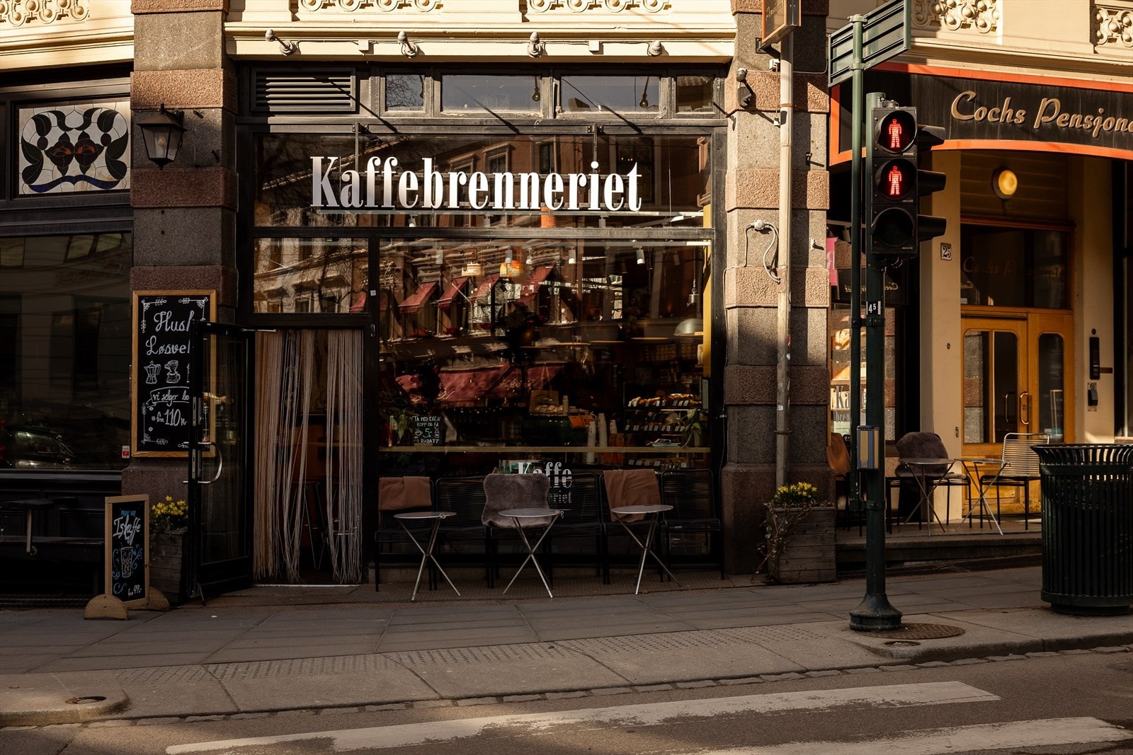 Ellers ligger leiligheten svært sentralt til med kort vei til butikker, kaféer, restauranter og kollektivtransport. Her er det gangavstad til det meste. Galleribilde