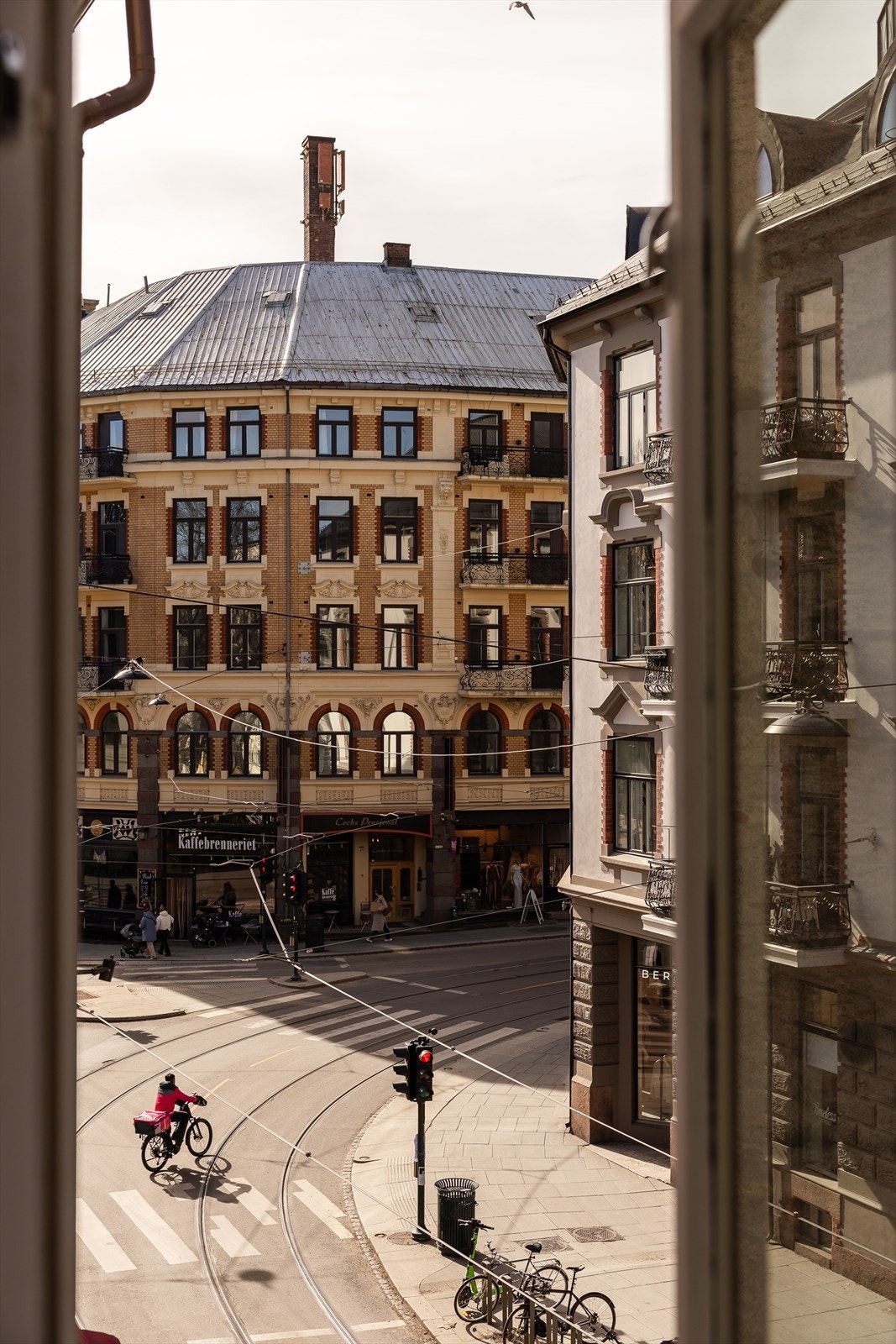 Nydelig by-utsikt fra kjøkkenvinduet. Her kan du følge med på byens liv og skue over de vakkert utsmykkede bygårdene. Leiligheten har en herlig lokasjon, med kort vei til en av byens mest attraktive handlegater. Galleribilde