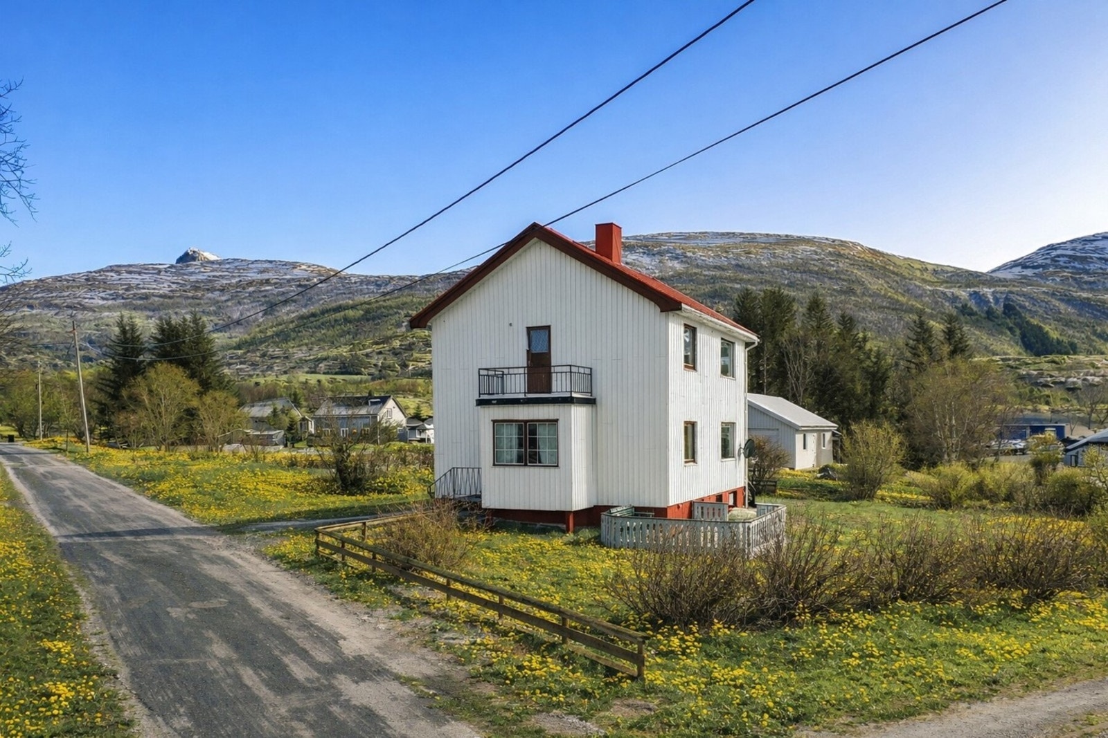 Det er utført oppgraderinger på boligen. I 2010 ble det skiftet fire vinduer, to i 1. etasje og to i 2. etasje. I 1997 ble det utført drenering på tre sider av boligen, samt skiftet vannrør mellom 2. etasje og kjeller. Galleribilde