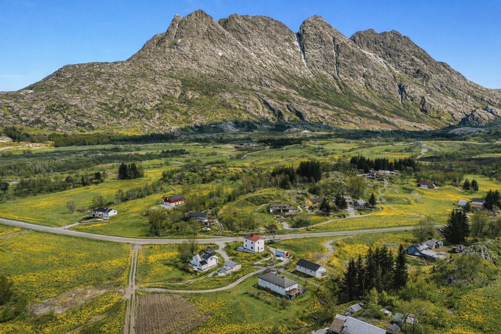 Det er tilgang til skole og barnehage i området, noe som gjør beliggenheten godt egnet for barnefamilier. Samtidig er det grei avstand til Bodø sentrum med tilgang til et bredt utvalg av servicetilbud, butikker og offentlig kommunikasjon. Galleribilde