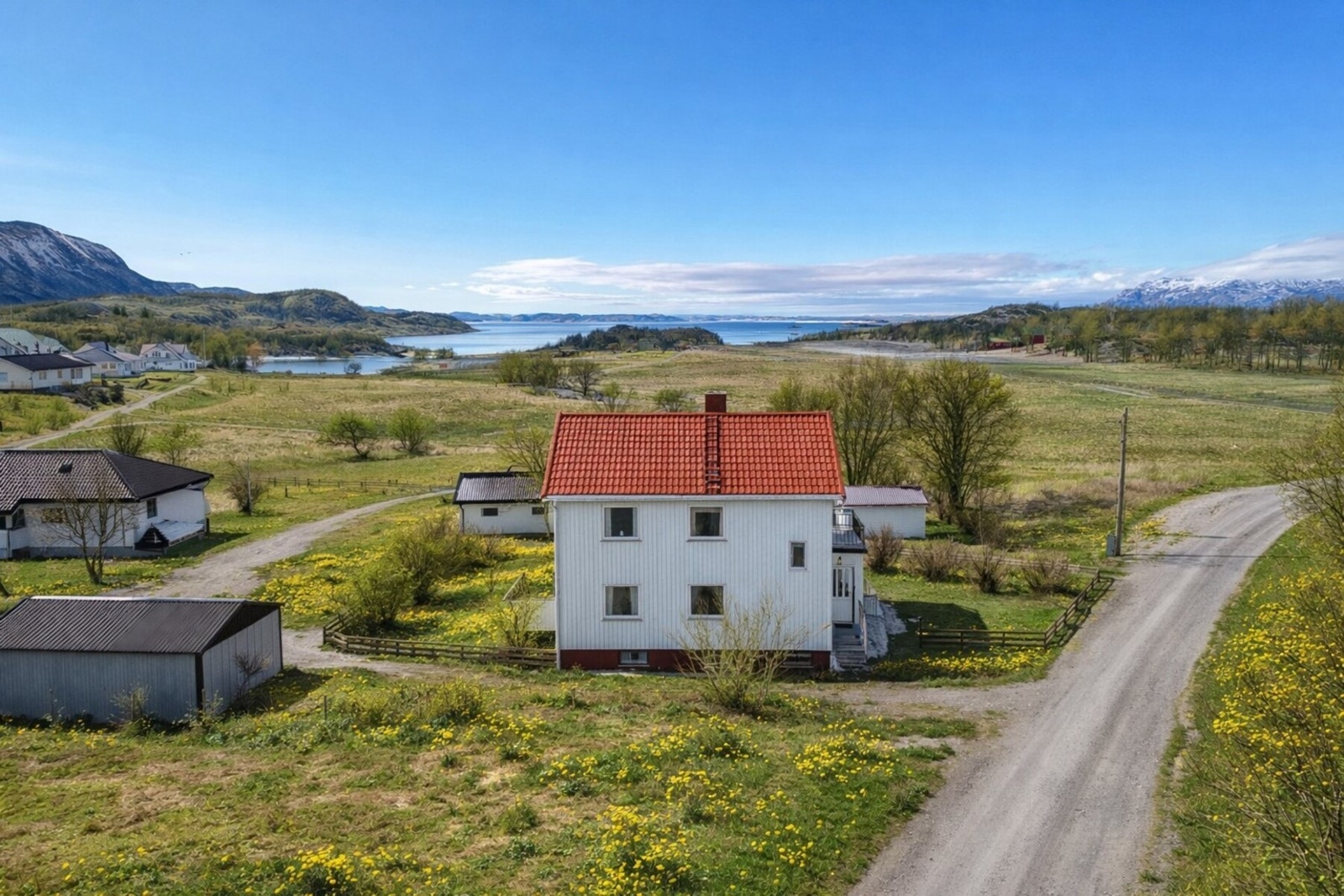 Velkommen til Mjelleveien 41 - En innholdsrik enebolig over to plan med kjeller. Galleribilde