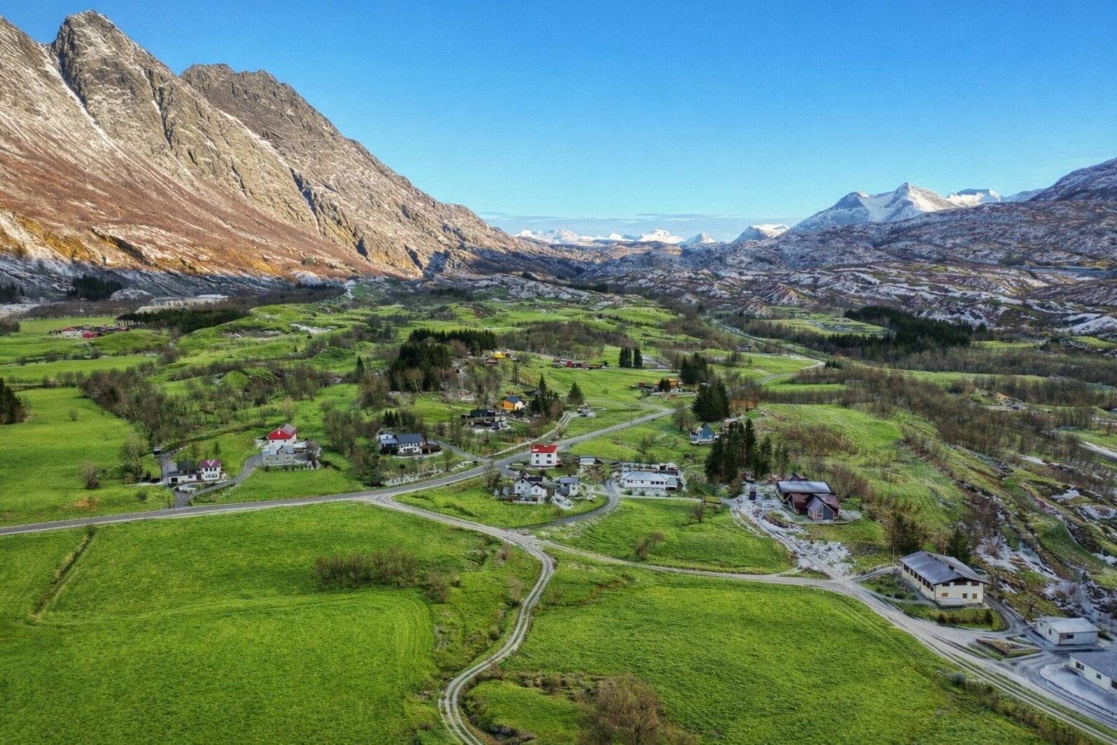 Eiendommen ligger i rolige og etablerte omgivelser i Mjelleveien i Bodø kommune. Området er kjent for sin nærhet til flott nordnorsk natur med gode turmuligheter både langs sjøen og i nærliggende fjellområder, med flere populære turmål i kort avstand fra Galleribilde