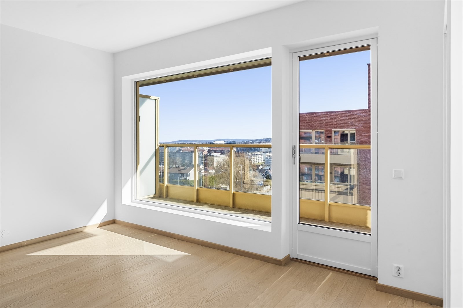 Fra stuen er det utgang til luftig balkong på ca 8 kvm Galleribilde