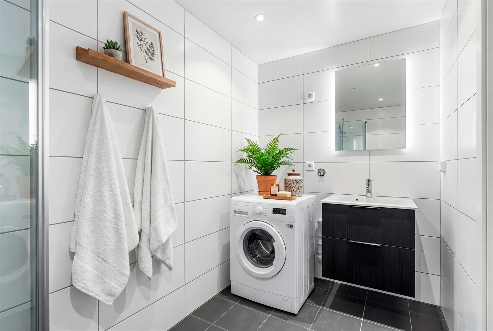 Badet er delikat innredet med tidsriktige fliser og har downlights i himling. Bilde er digitalt stylet. Galleribilde