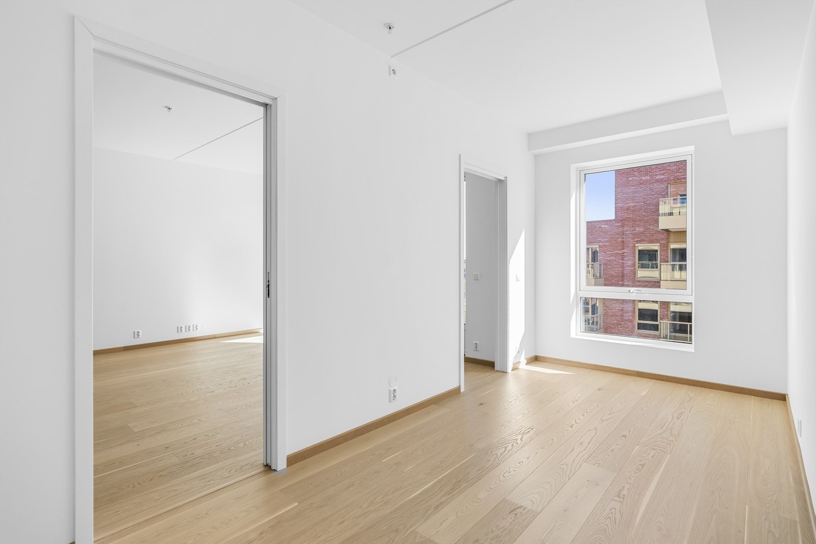 Det er god plass til dobbeltseng, tilhørende møblement og garderobeskap på soverommet. Galleribilde