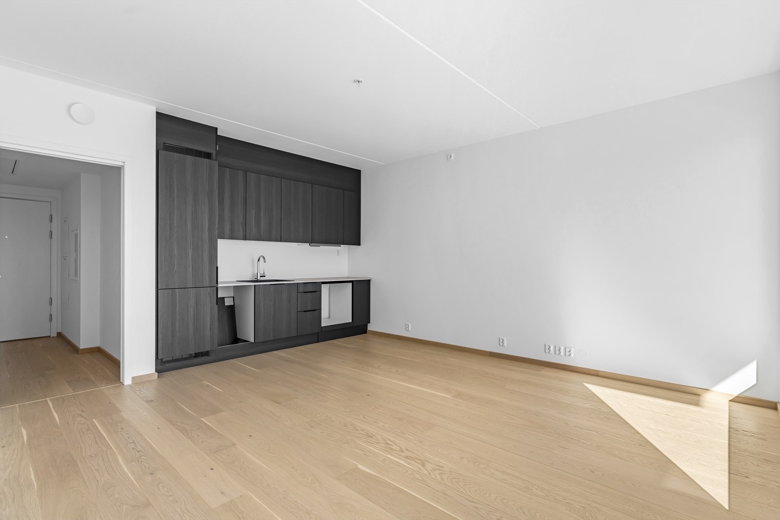 Kjøkkenet er stilrent og moderne. Her kan du sette inn de hvitevarene du ønsker selv. Galleribilde