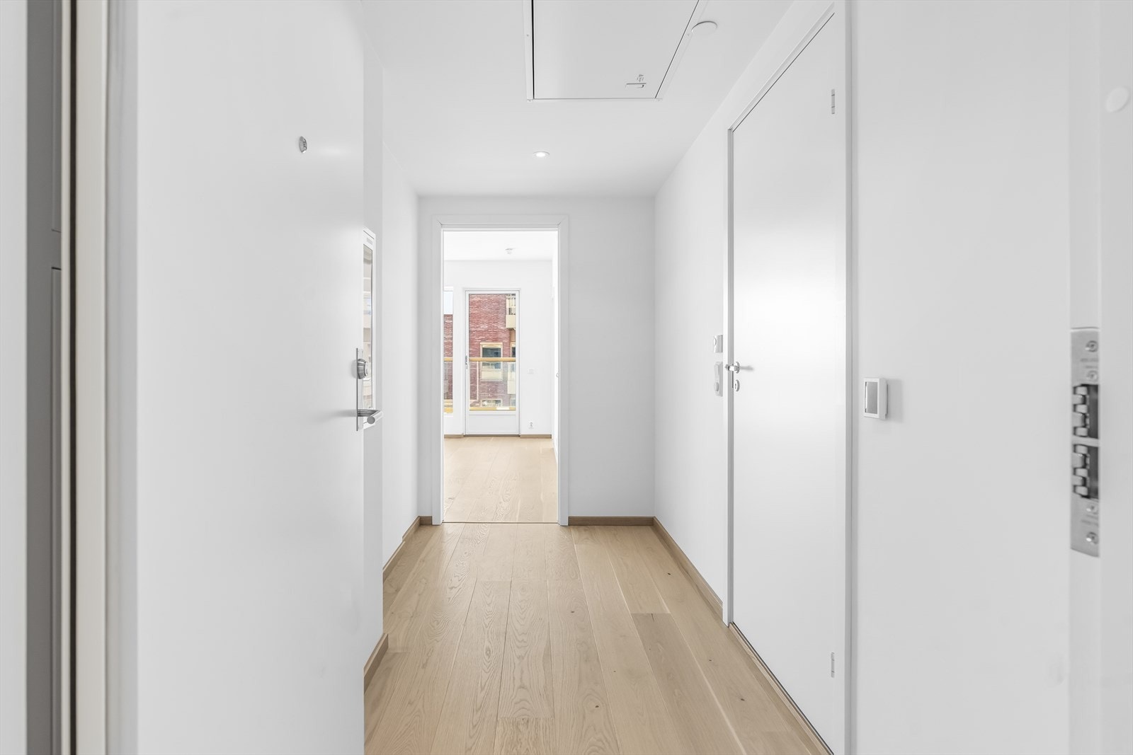 Leiligheten har en romslig og innbydende entré, med plass til å henge fra seg yttertøy og sette fra seg sko. Galleribilde