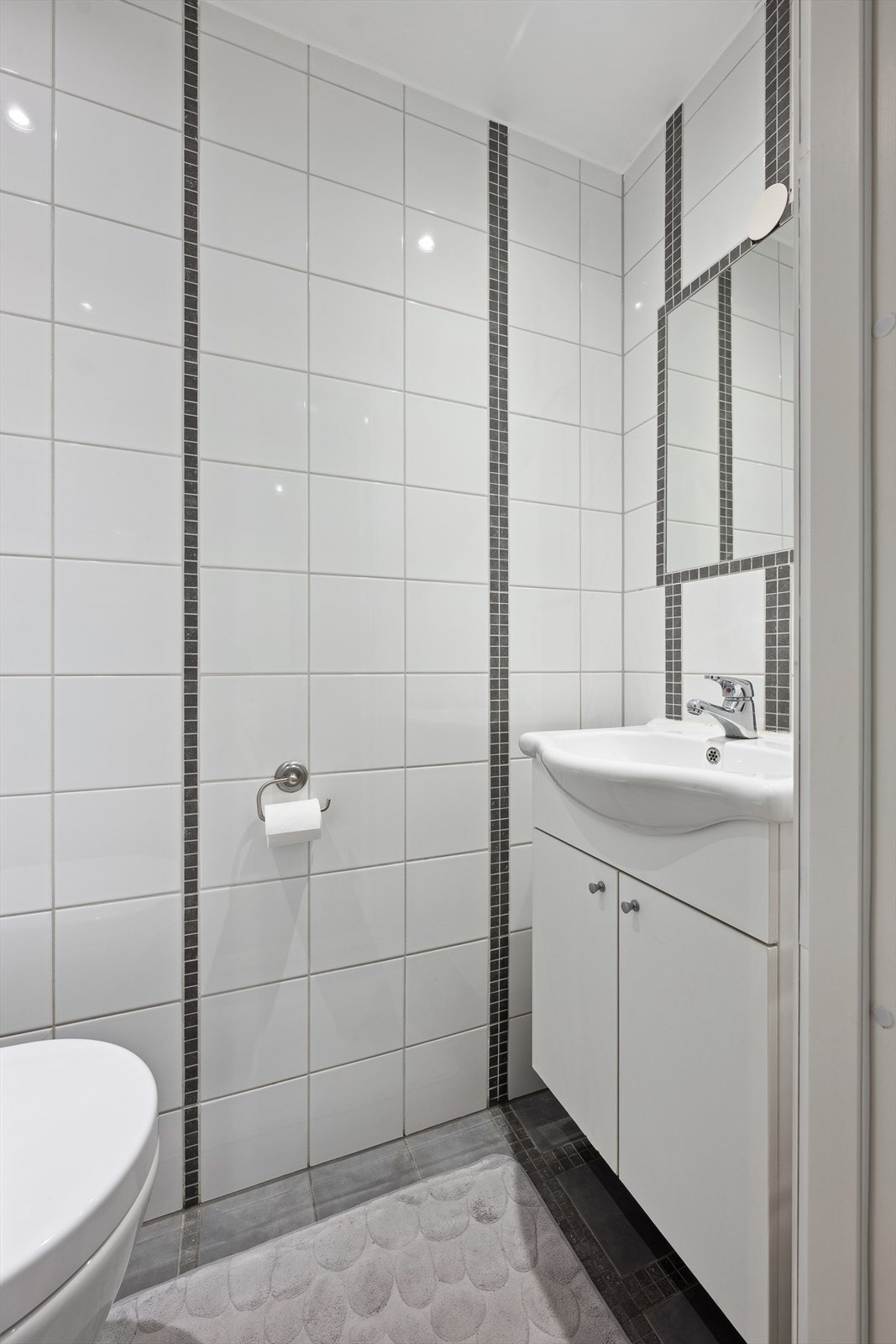 I tillegg til badet har leiligheten et separat toalettrom med vegghengt toalett og servant. Galleribilde