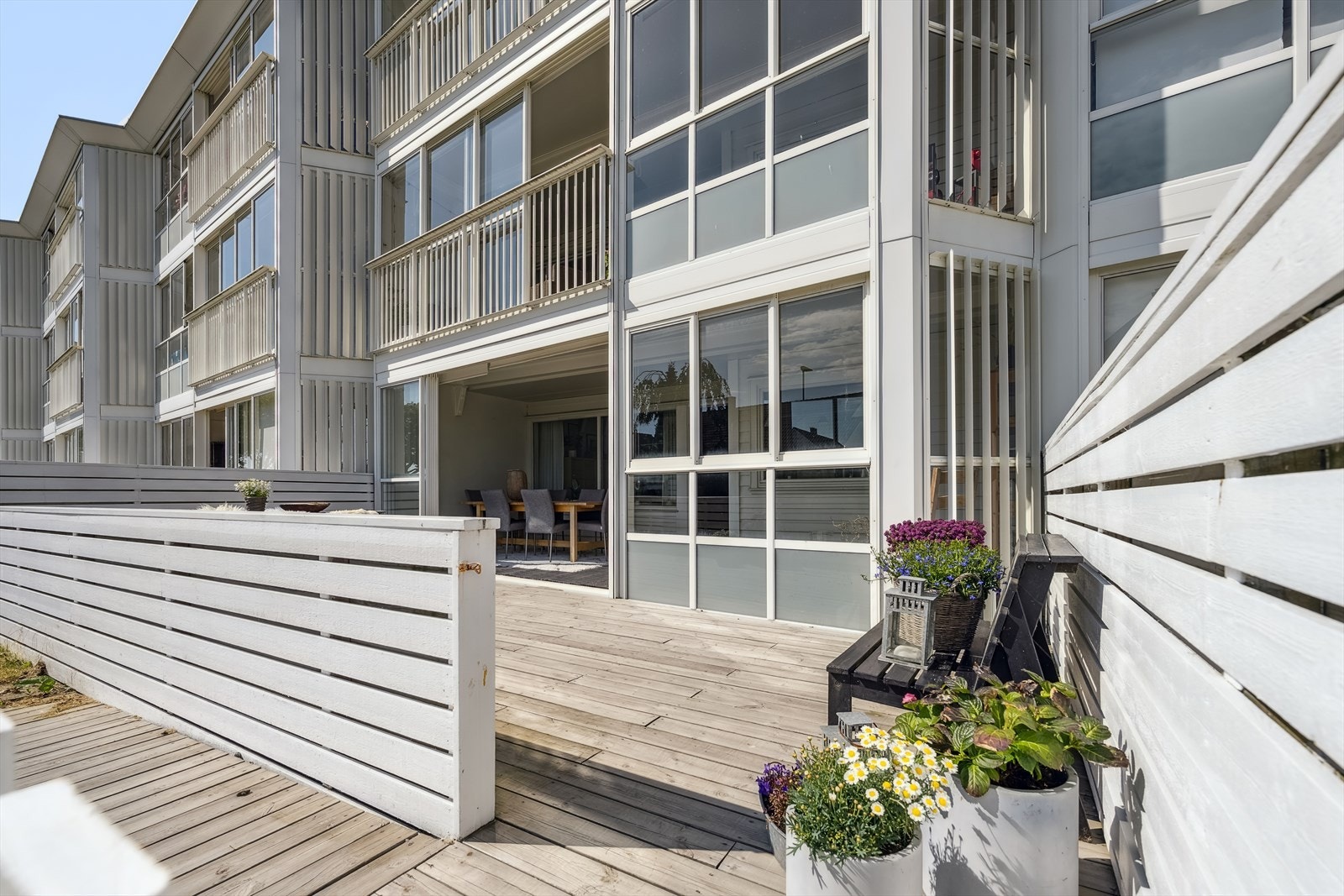 Fra stuen er det utgang til en kombinert uteplass med både åpen terrasse og innglasset balkong. Galleribilde