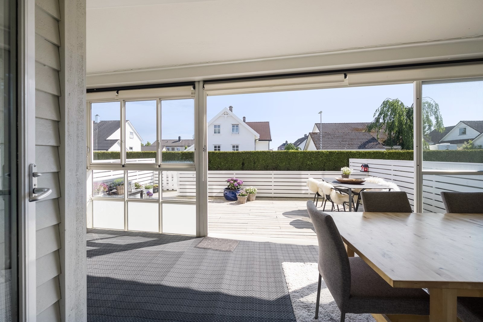 Utsyn fra den innglassede delen mot terrassen og nærområdet. Galleribilde