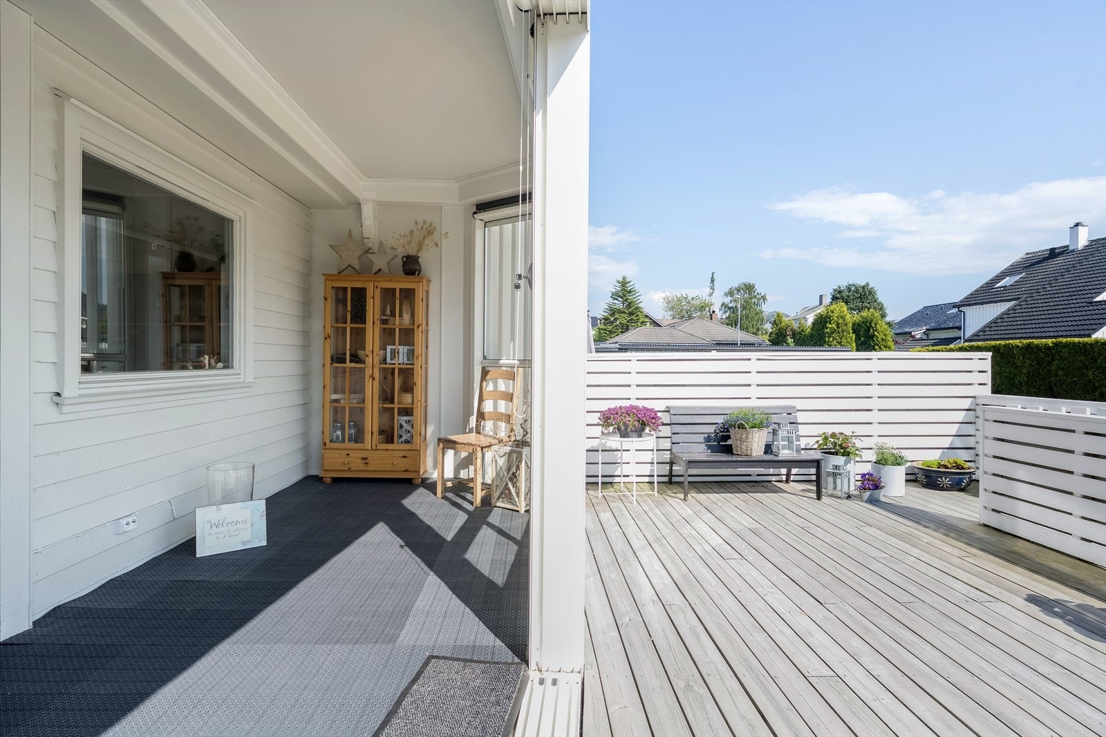 Den innglassede balkongen på 17 m² fungerer som en forlengelse av stuen store deler av året. Galleribilde
