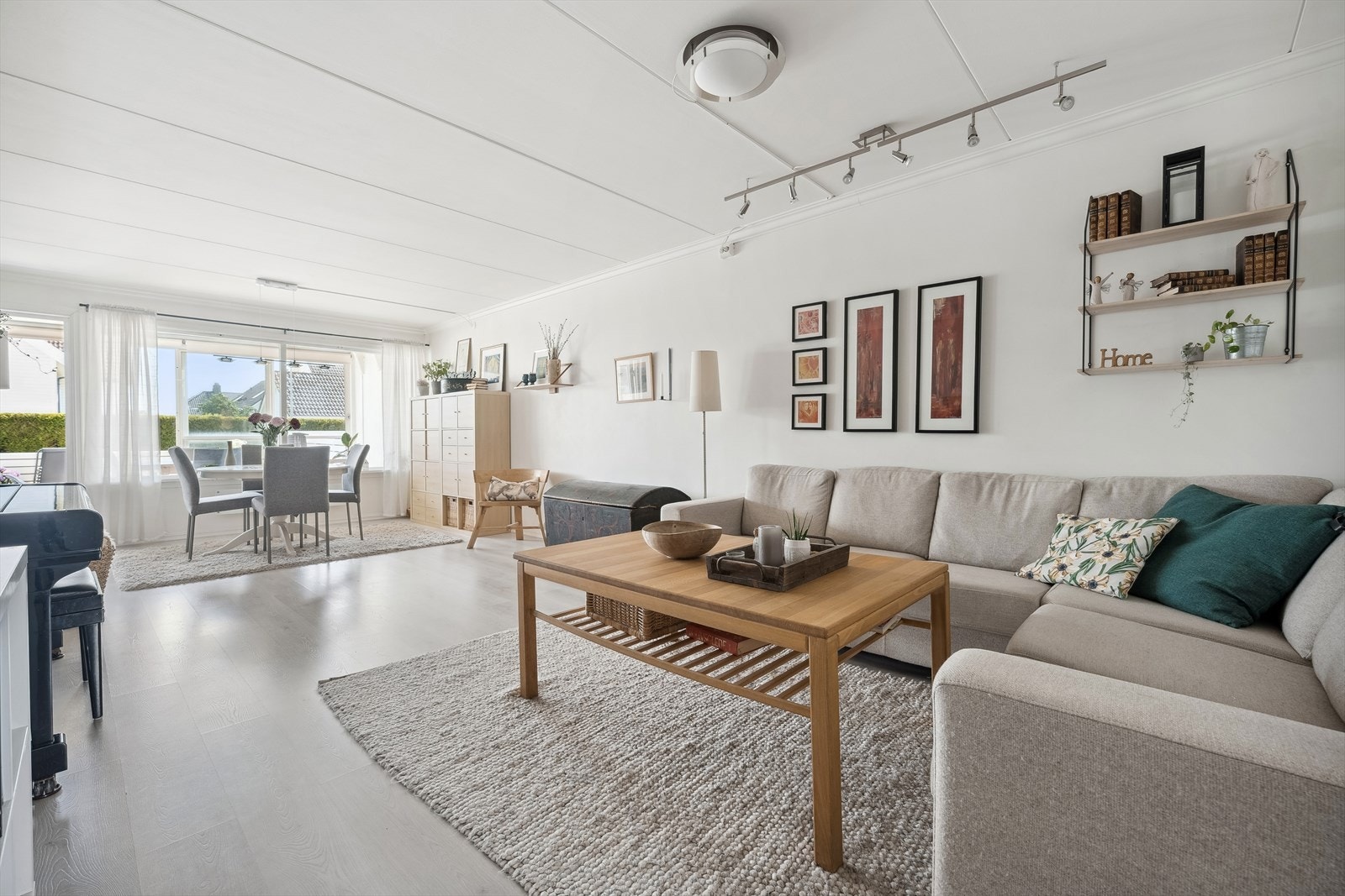 Den åpne stuen har en god planløsning som gir rikelig med plass til både sofagruppe og spisebord. Galleribilde