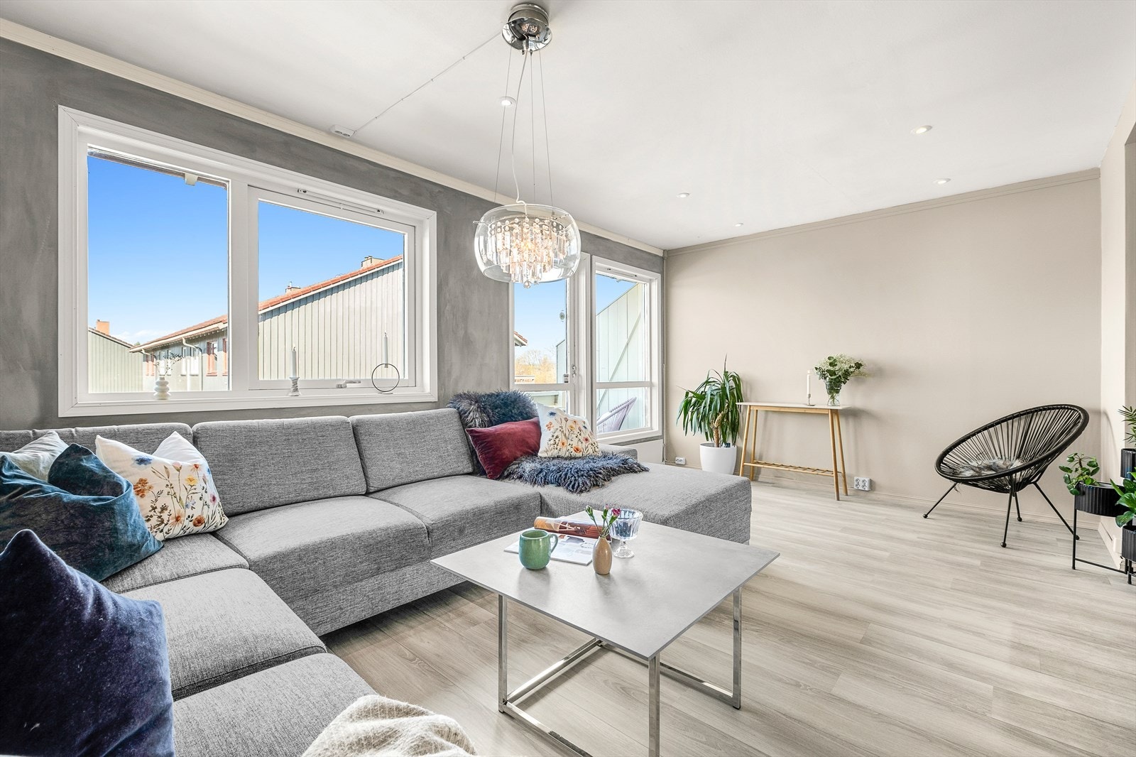 De rause vindusflatene bidrar til rikelig med naturlig lysinnslipp. Galleribilde