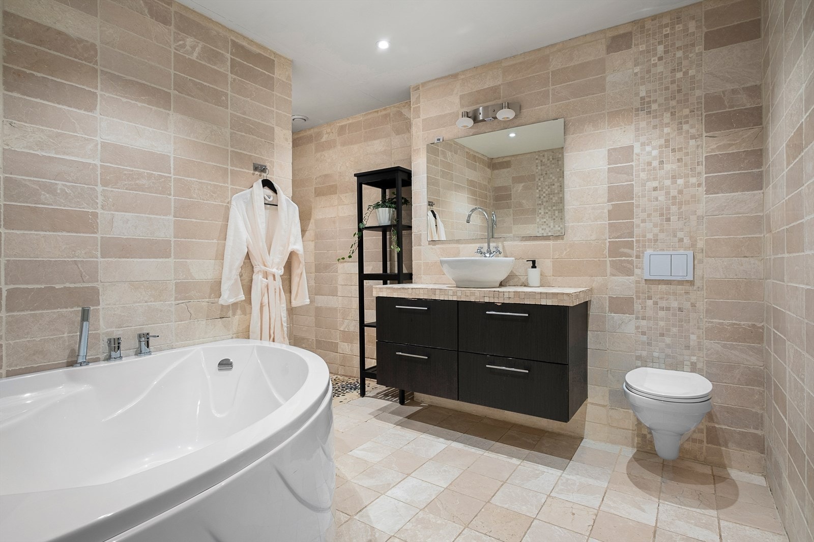 Badet er på hele 7,5 m² med flislagt gulv og vegger. Galleribilde