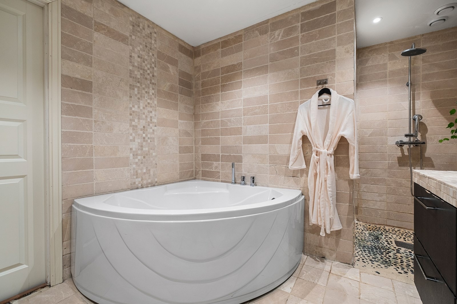 Badet er også utstyrt med både dusjnisje og badekar. Galleribilde