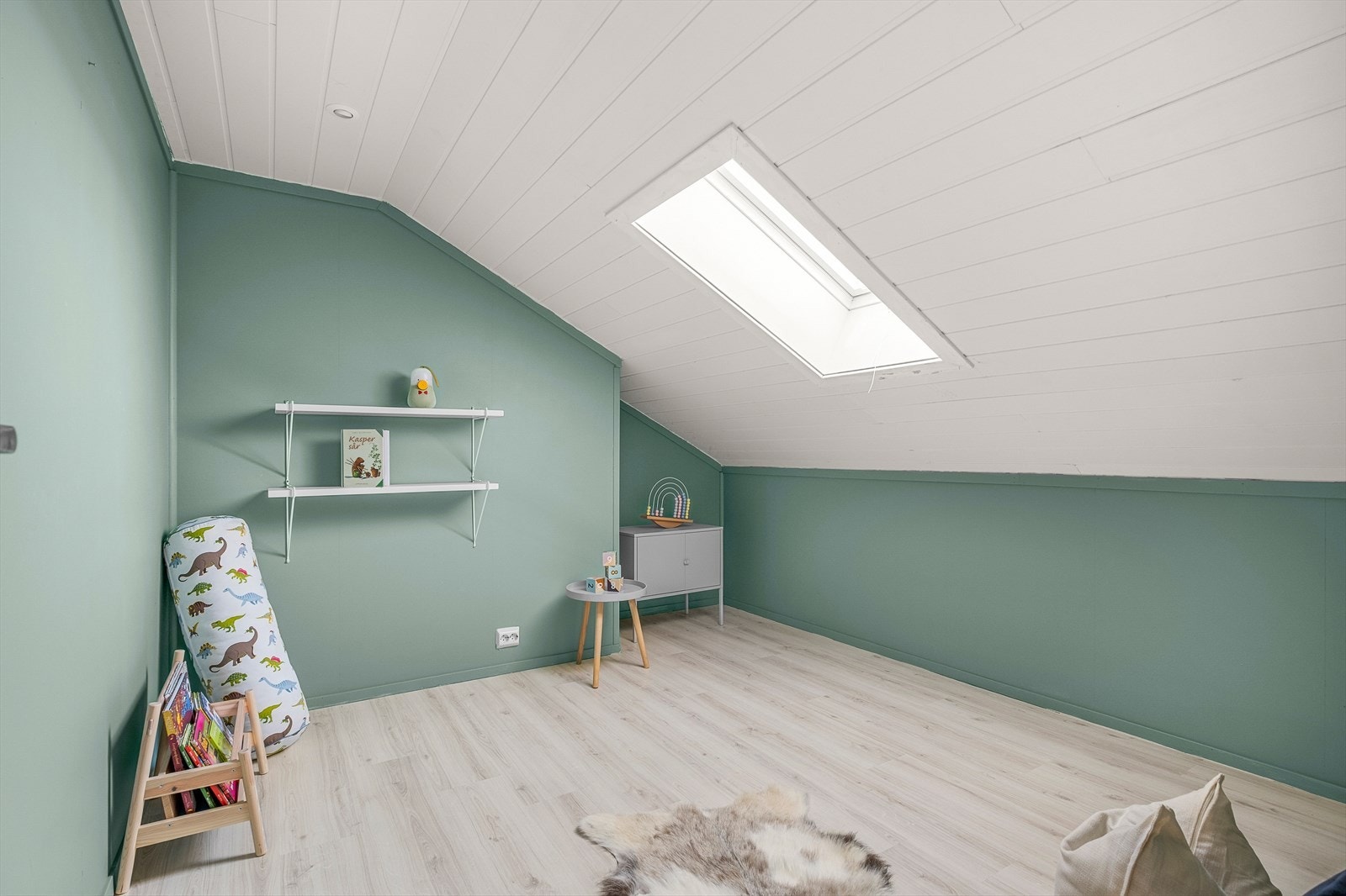 Her er det god plass til ønsket møblement, og rommet kan innredes etter ulike behov. Galleribilde