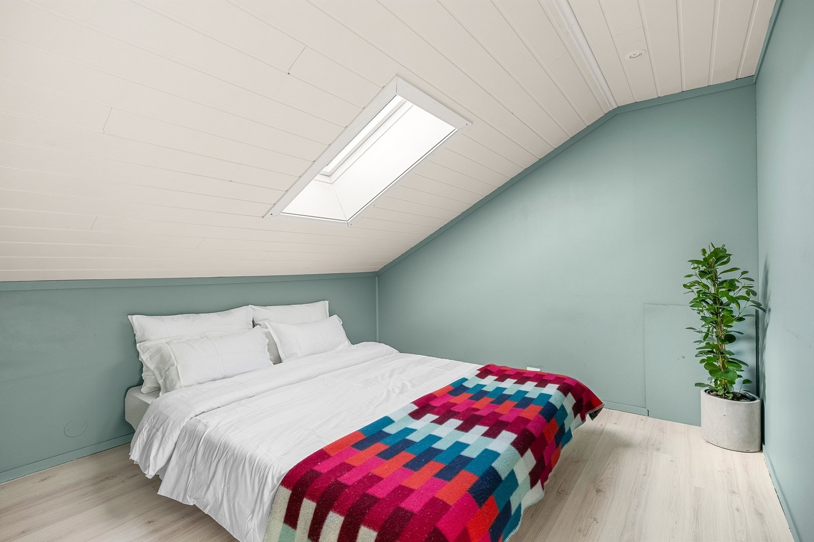 I loftetasjen er det i dag innredet et soverom på 4 m². Galleribilde