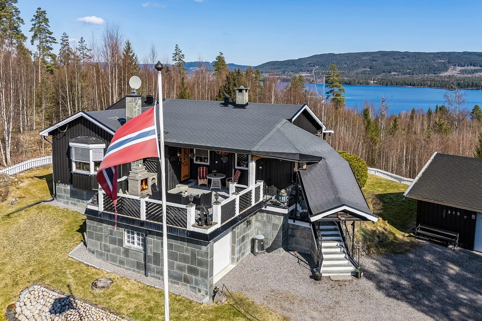 Velkommen til Vikervegen 315, en sjarmerende, innholdsrik bolig med utsikt til Storsjøen! Foto: Bjørn Sørheim/EFKT Galleribilde