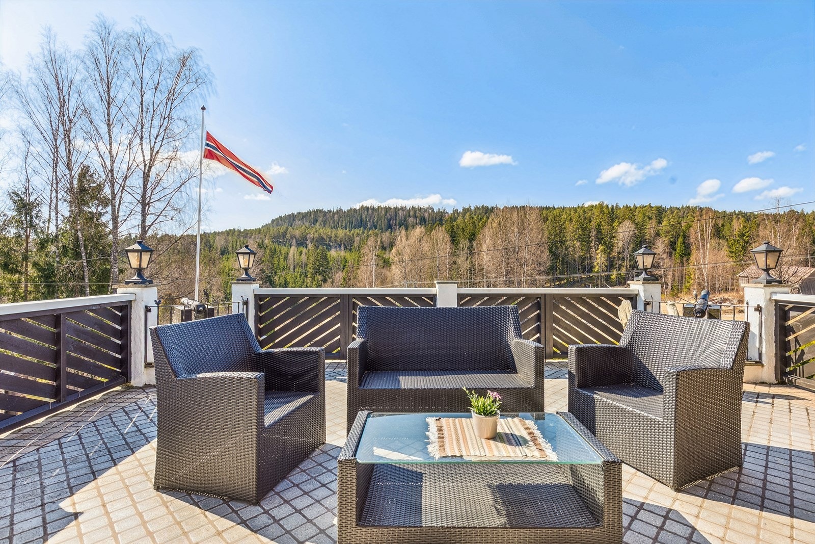 Den største terrassen på 34 m² er plassert over den integrerte garasjen, med fri utsikt til skogene. Galleribilde