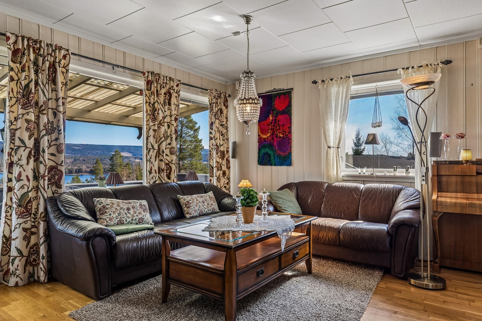 Strående utsikt til sjøen og det vakre landskapet fra stuen! Galleribilde