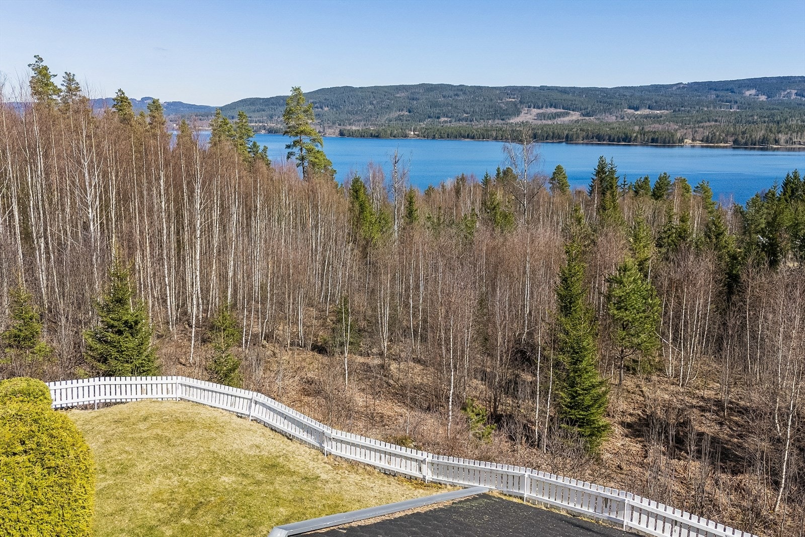Fra eiendommen er det en vidstrakt utsikt over det omkringliggende landskapet og sjøen. Galleribilde