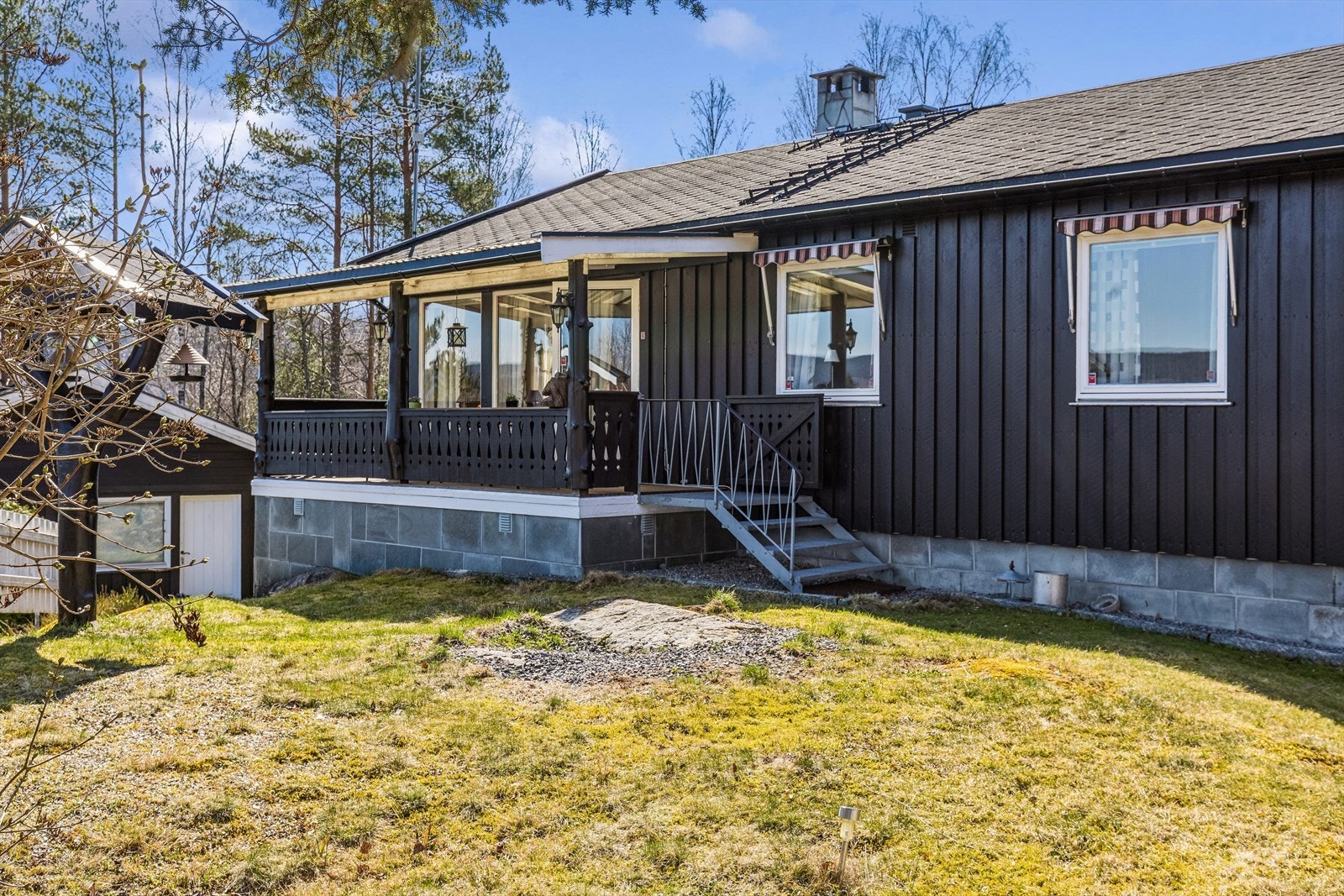 Fra den overbygde stueterrassen er det adkomst til hagen. Galleribilde