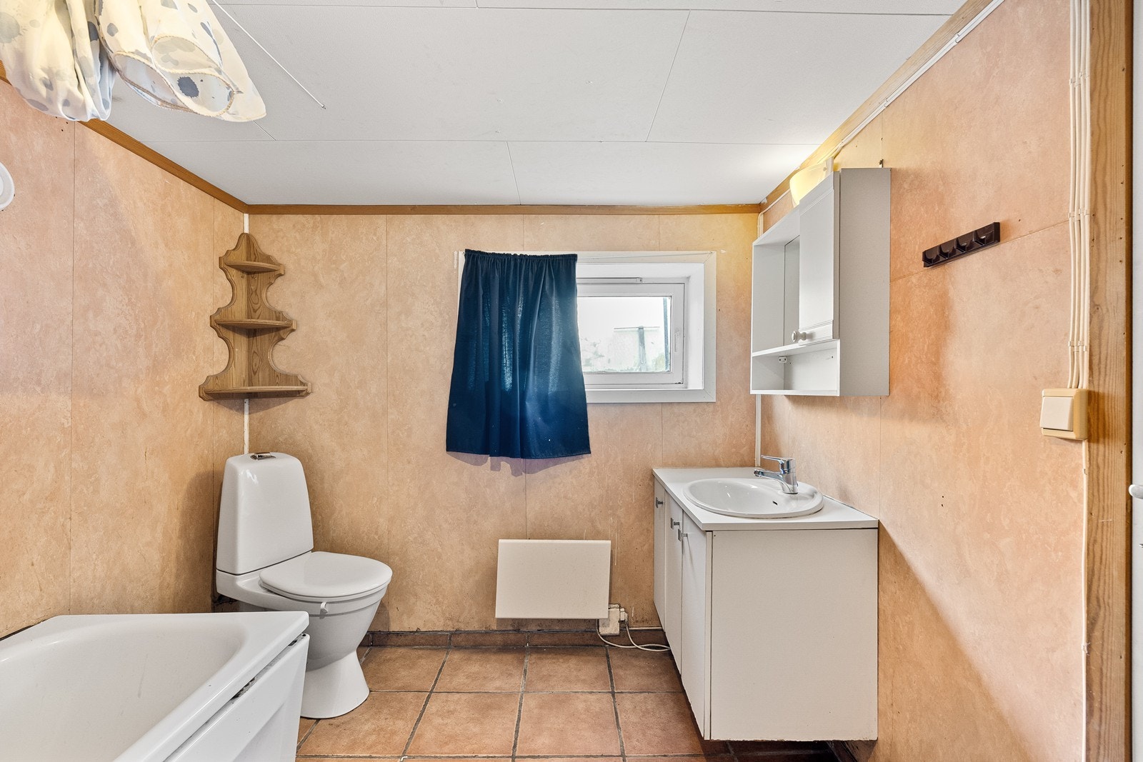 Rom innredet som bad med fliser på gulv, badekar, toalett og baderomsmøbel. Badet er ikke byggemeldt eller godkjent hos kommunen. Galleribilde