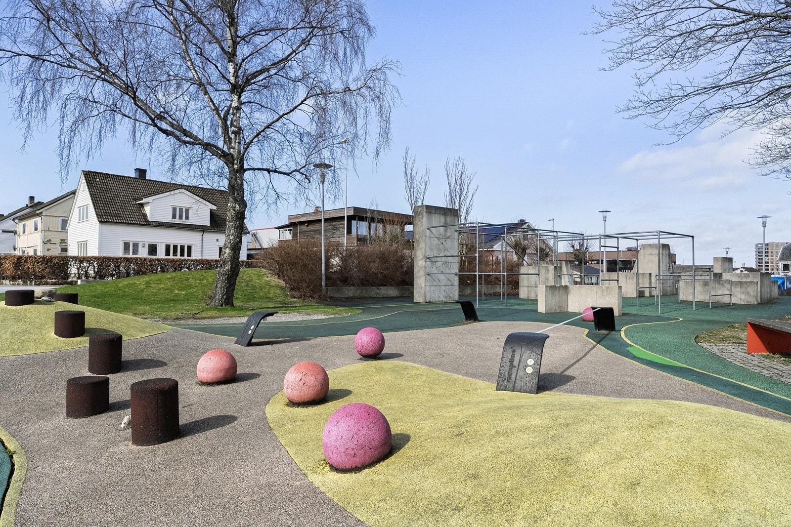 Kjekk lekeplass like ved boligen, perfekt samlingspunkt for alle barn i nabolaget. Galleribilde