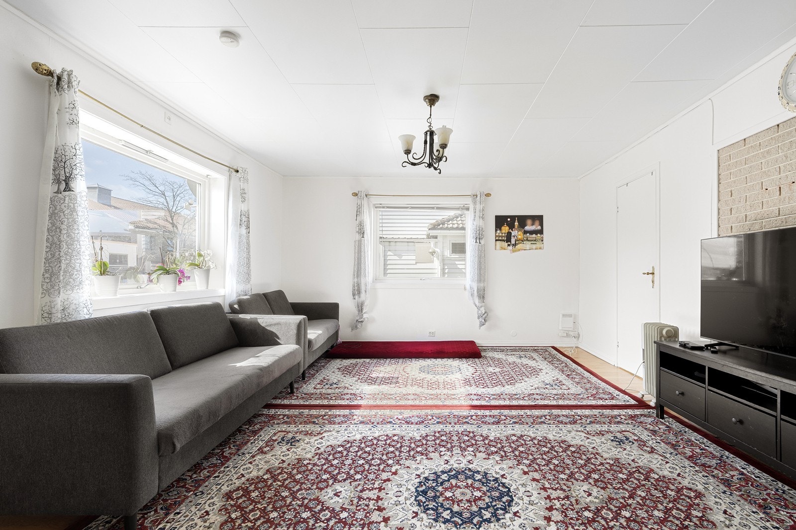 Stuen er enkel å innrede med plass til sofa og TV-seksjon. Galleribilde