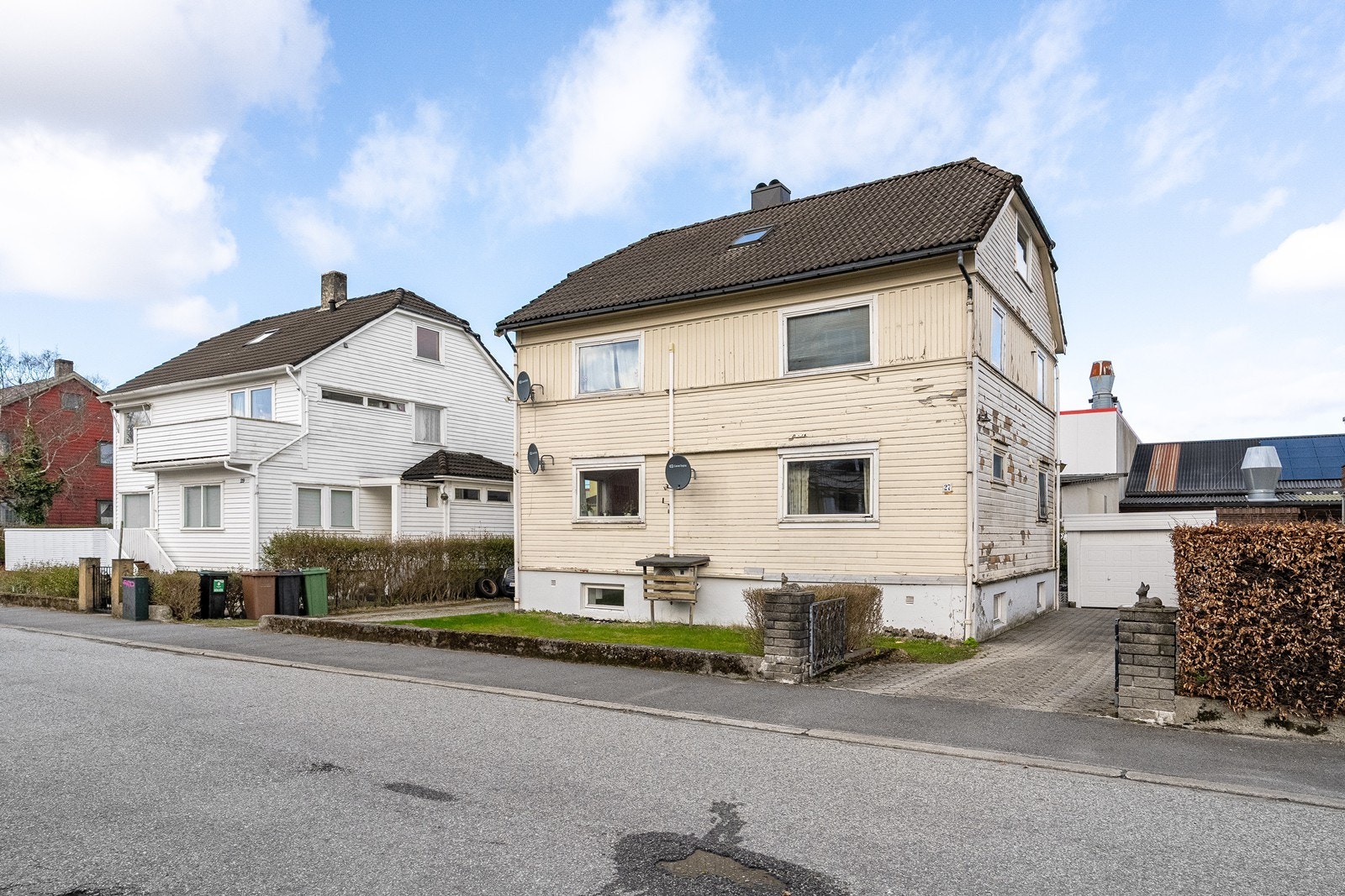 Carport tilhører seksjon 2 og går delvis over naboens tomt. Se salgsoppgave for mer informasjon. Galleribilde