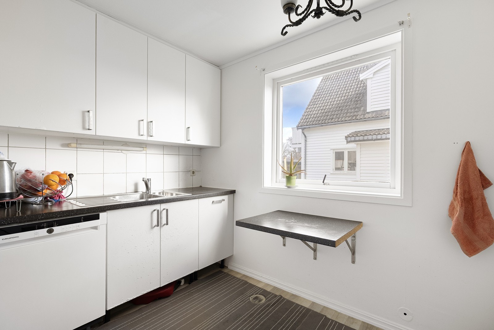 Kjøkkenet har god skapplass og plass til oppvaskmaskin, komfyr og kjøleskap. Galleribilde