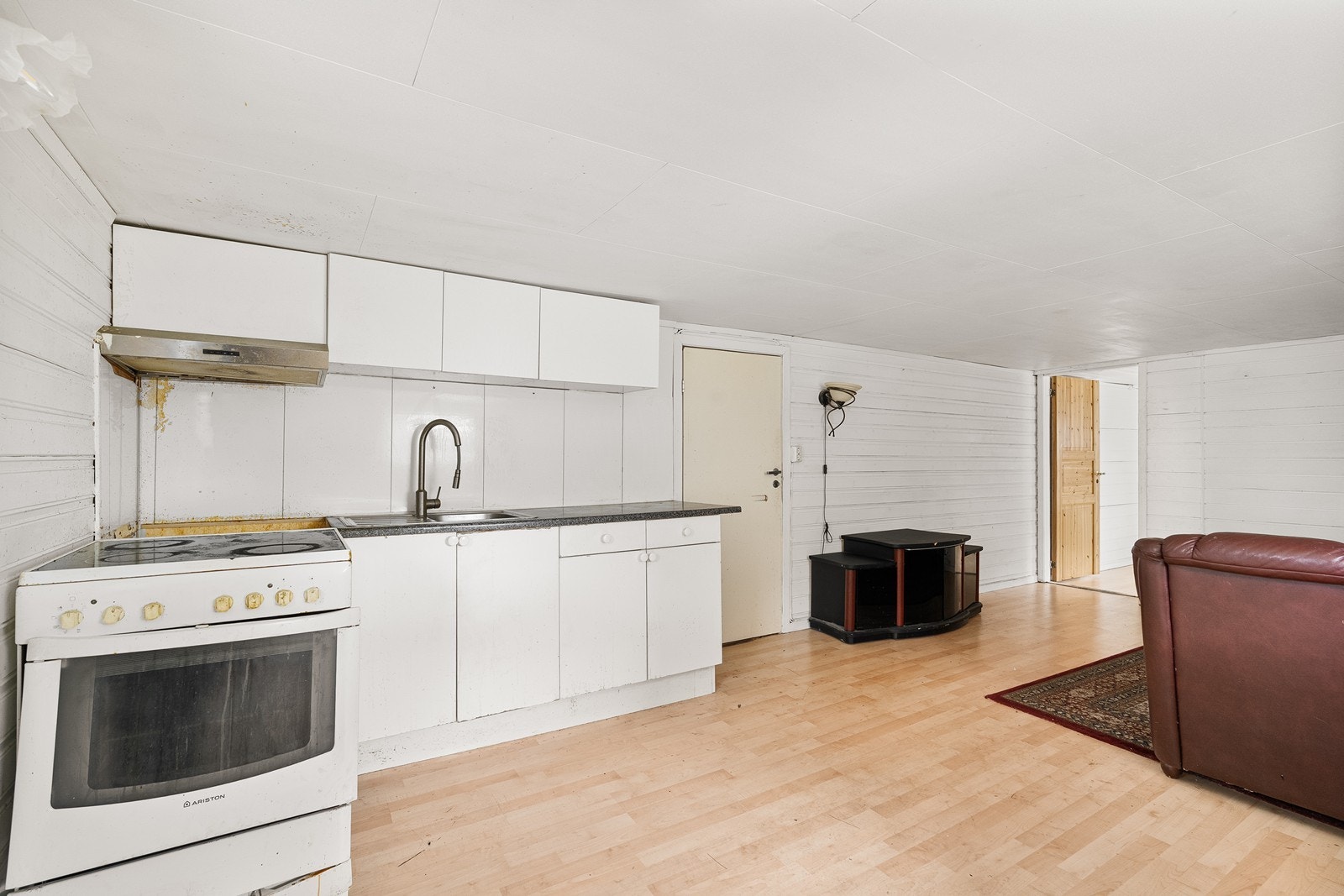 Innredet med sofa og kjøkken. Galleribilde