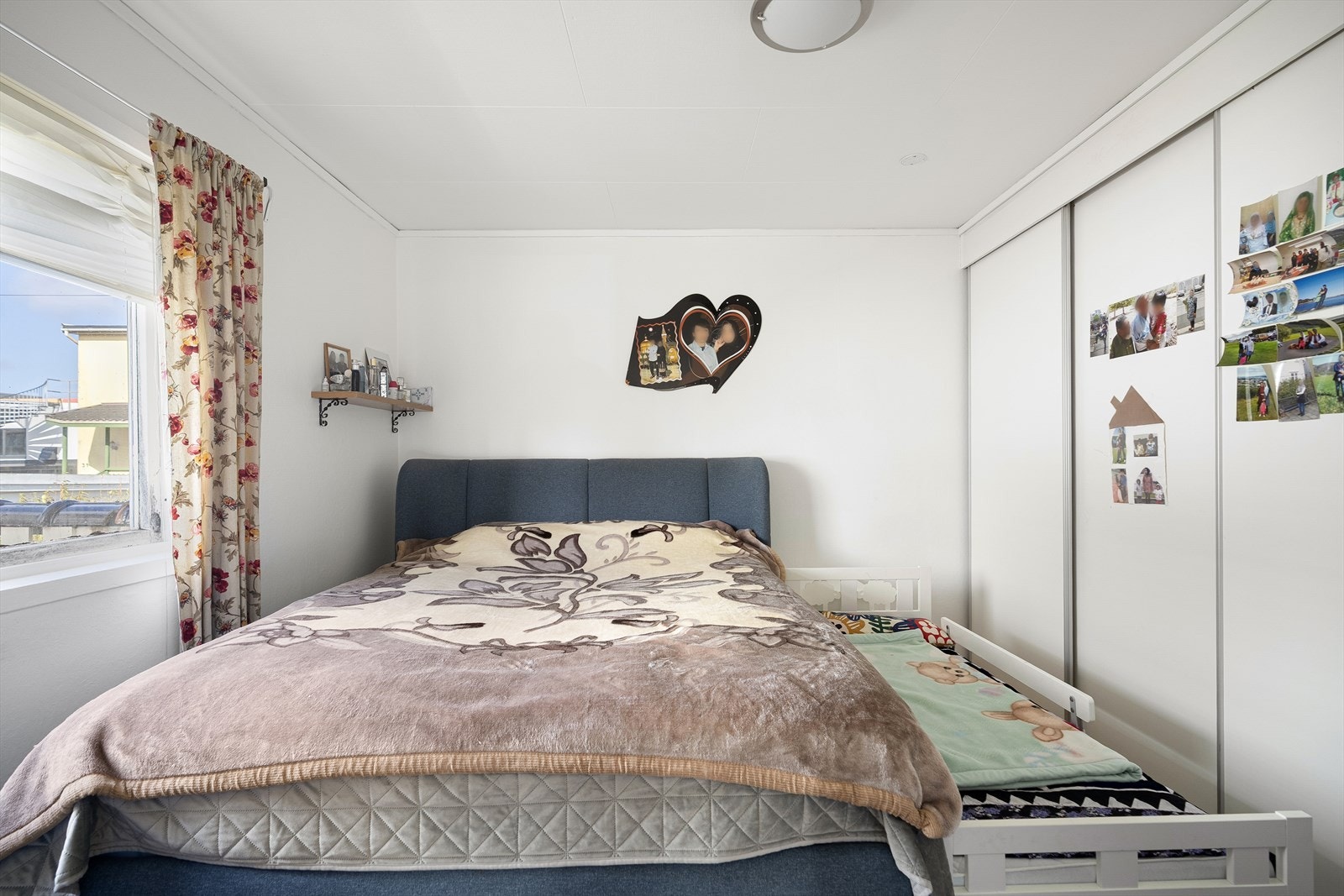 Hovedsoverom av god størrelse med god lagringsplass i skyvedørsgarderobe. Galleribilde