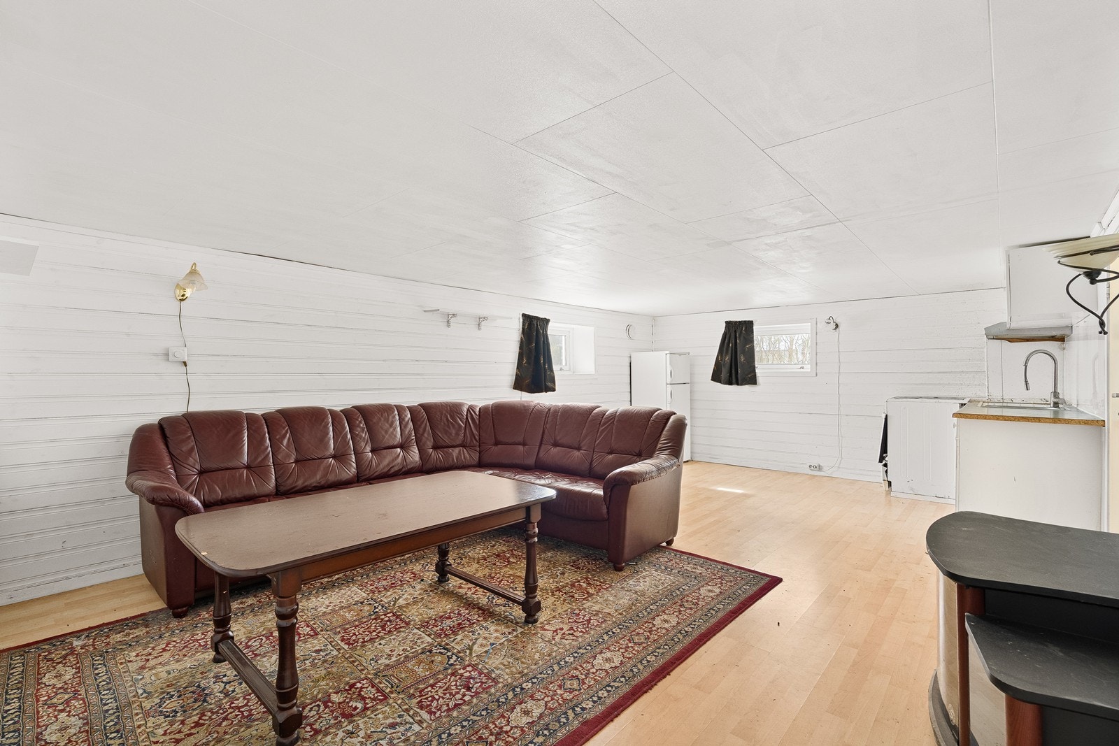 Kjelleren tilfredsstiller ikke dagens krav om takhøyde, lysinnslipp og rømningsvei for rom til varig opphold. Galleribilde