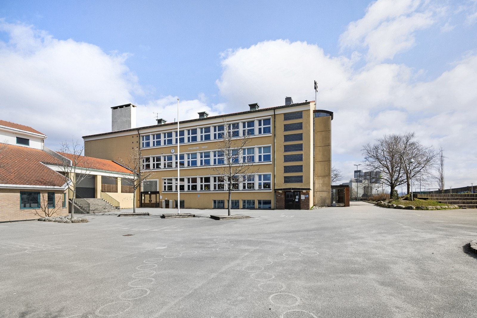 Kvaleberg skole like ved boligen. Galleribilde