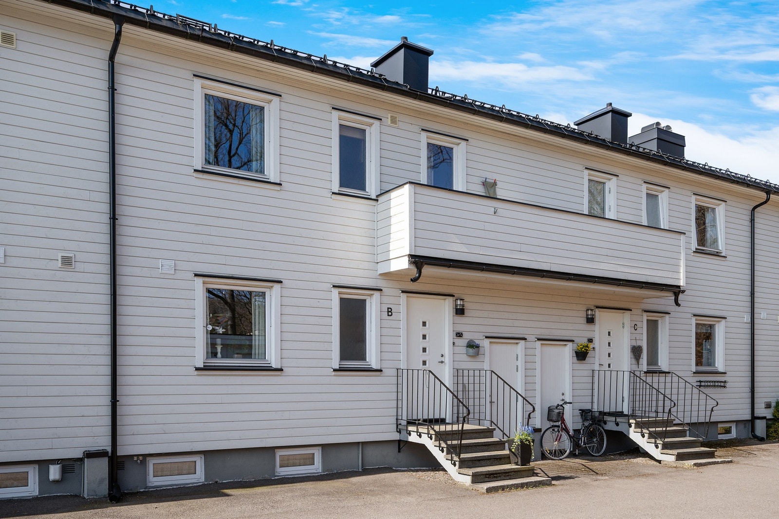 Det er også plass for bord og stoler ved inngangspartiet - her er det morgensol Galleribilde