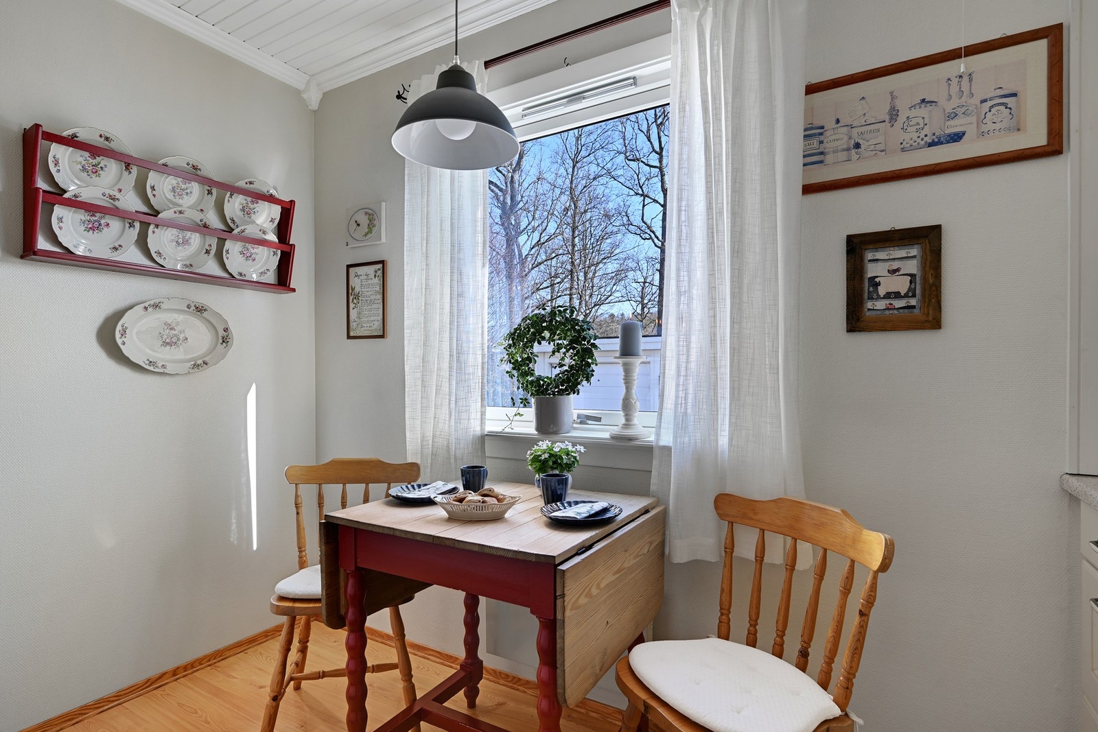 Det er som vi ser også plass for et mindre kjøkkenbord ved vinduet hvor det i tillegg er fint morgenlys Galleribilde
