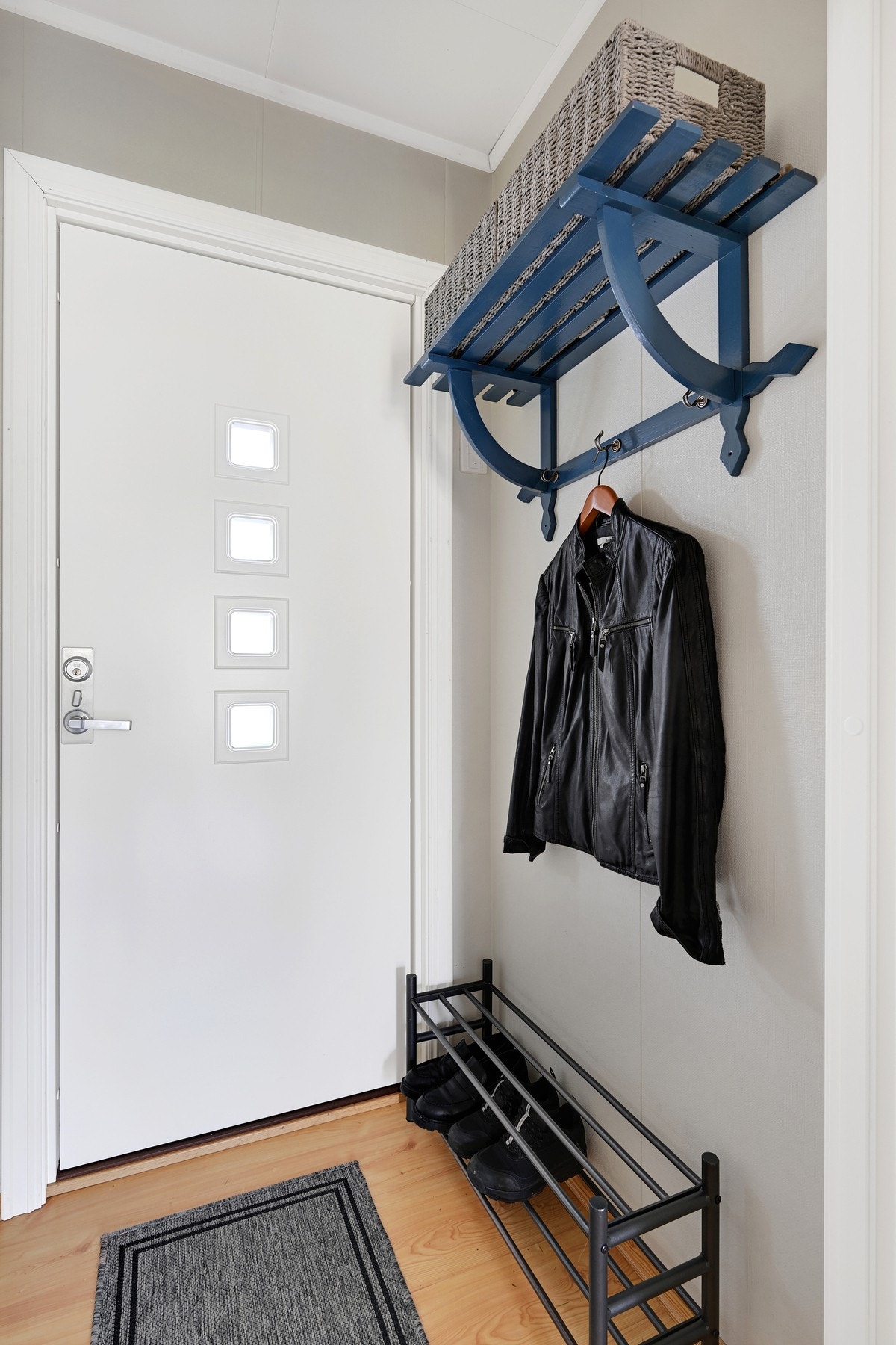 Vindfang med plass for garderobe Galleribilde
