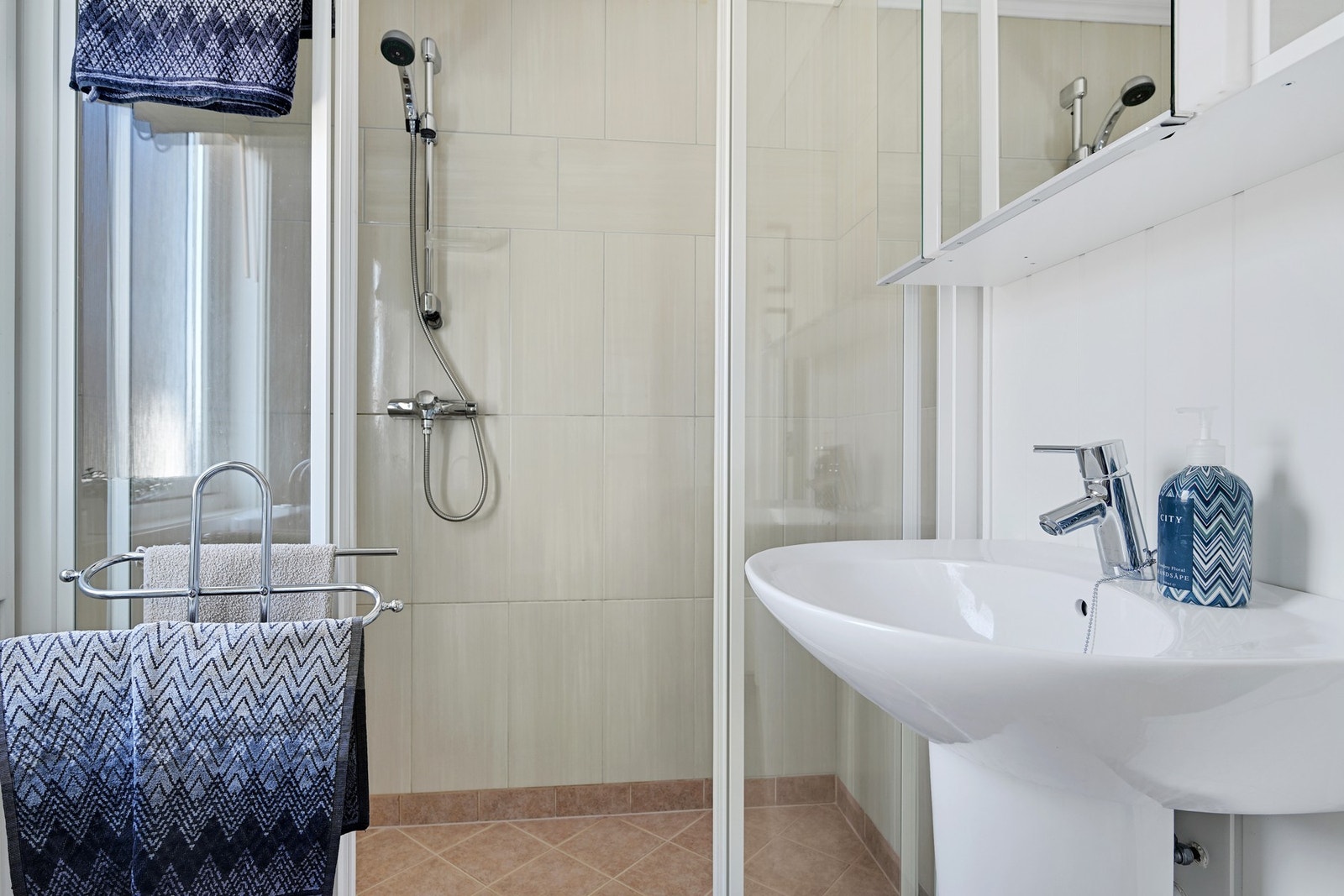 Boligen har et pent og delikat bad fra 2009 Galleribilde