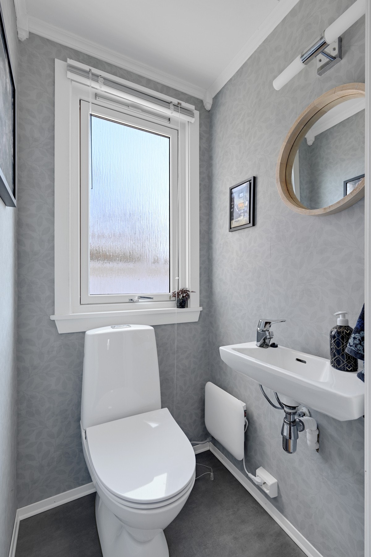 I tilknytning til entreen er det oppusset wc-rom Galleribilde