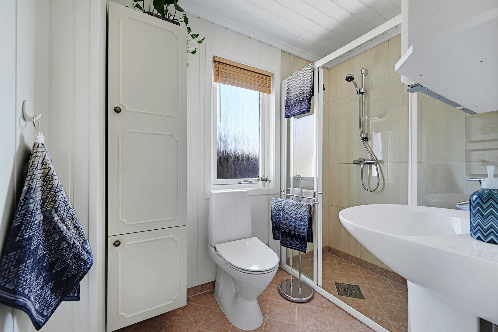 Badet har fliser/varmekabler Galleribilde