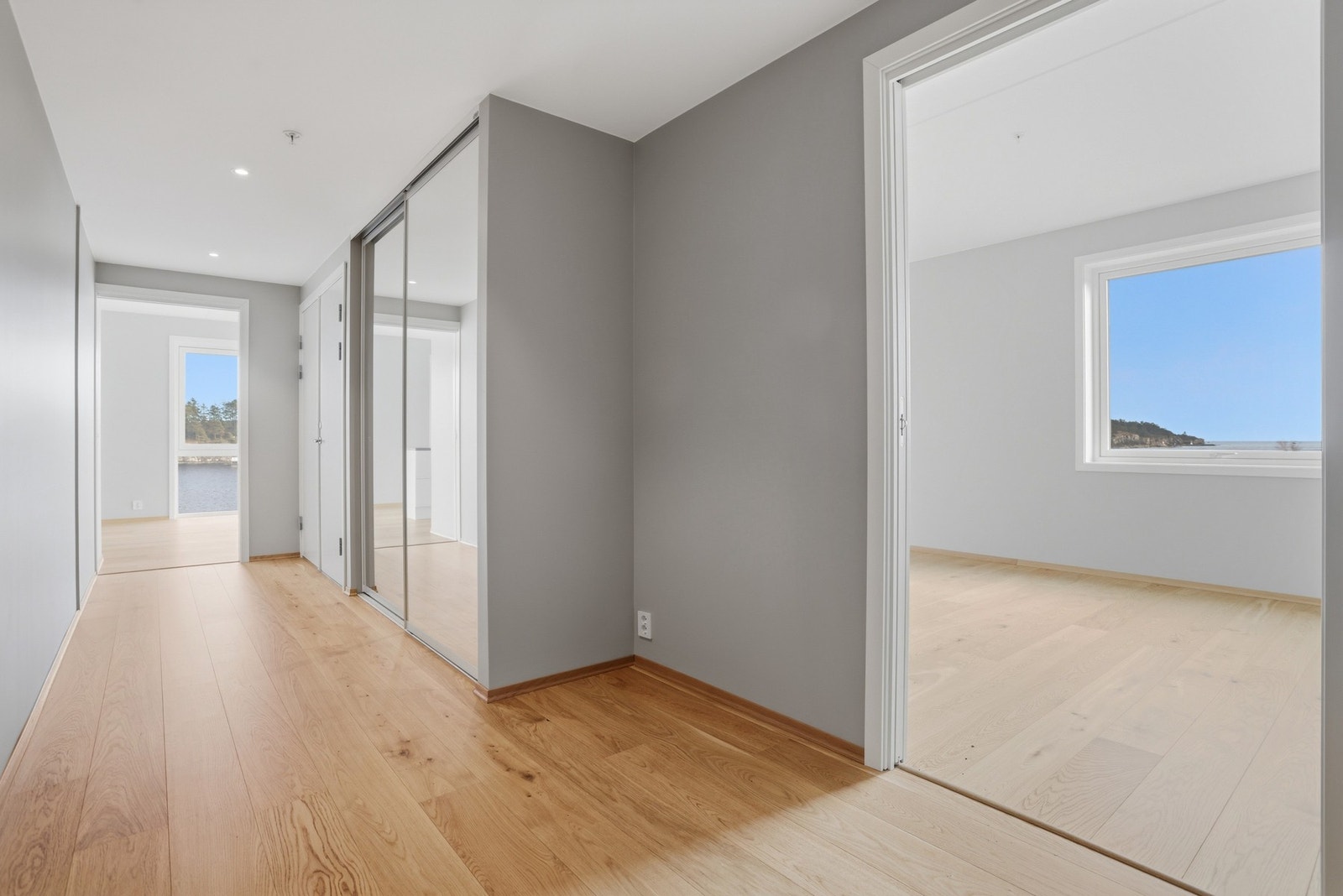 Det er innebygd garderobe i gangen Galleribilde
