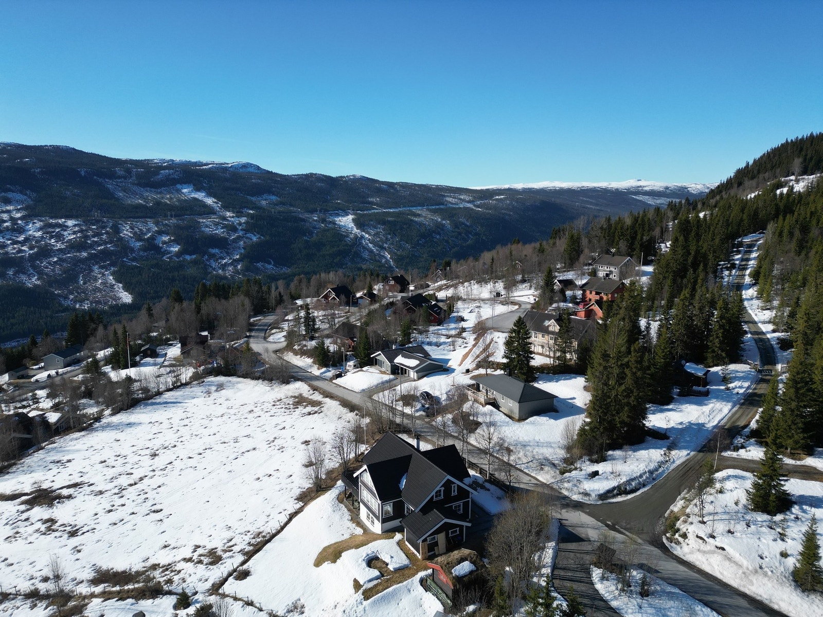 Eiendommen ligger i et etablert boligområde, med fine sol- og utsiktsforhold. Galleribilde