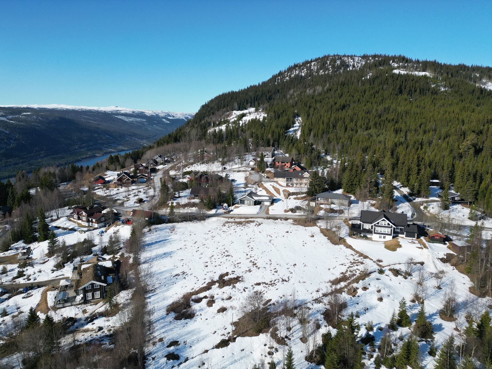 Til barneskole og barnehage er det ca. 2,5 km., til Ål sentrum ca. 6 km. Galleribilde